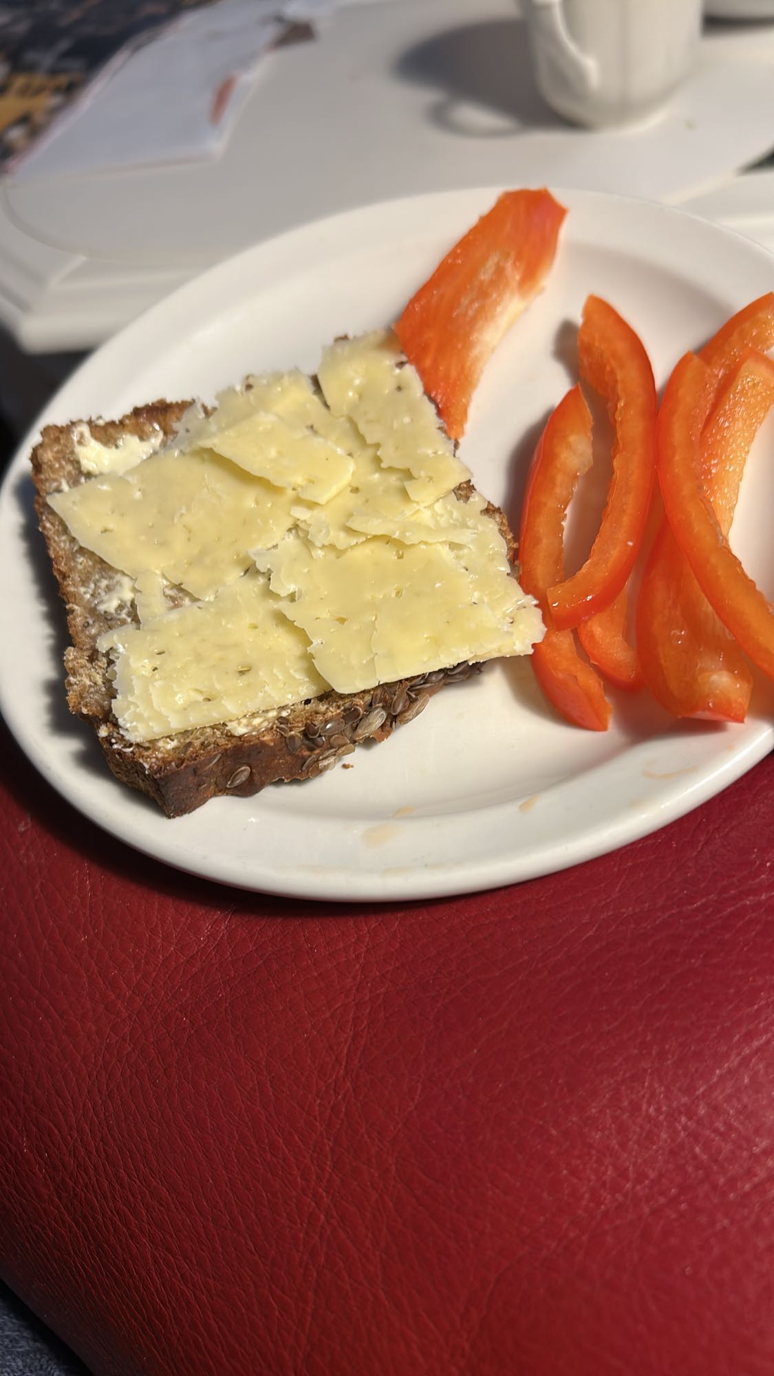 Smörgås med ost, paprika och filmjölksbröd
