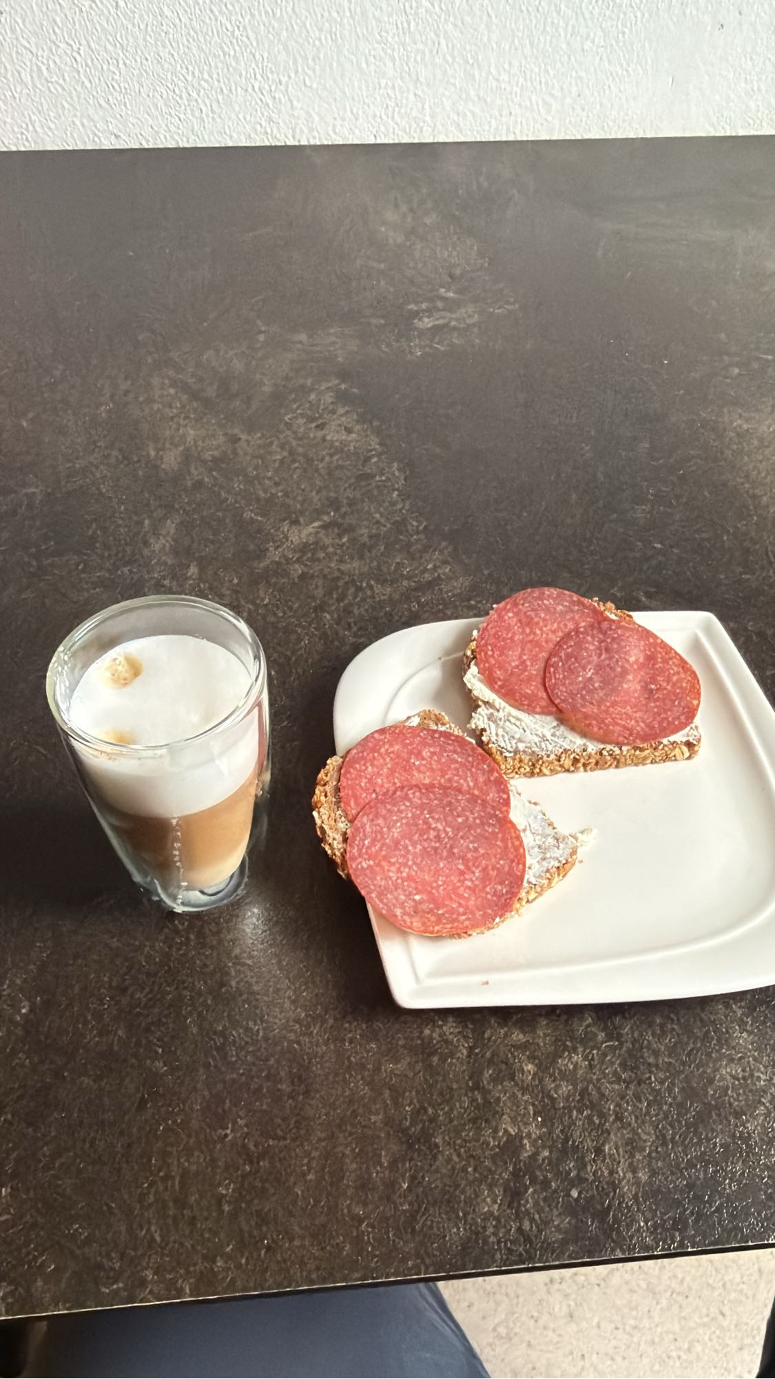 Salamibrote mit Latte