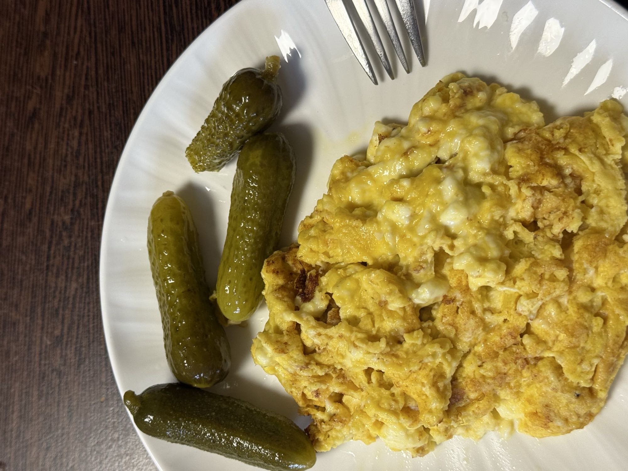 Omletă cu brânză și castraveți