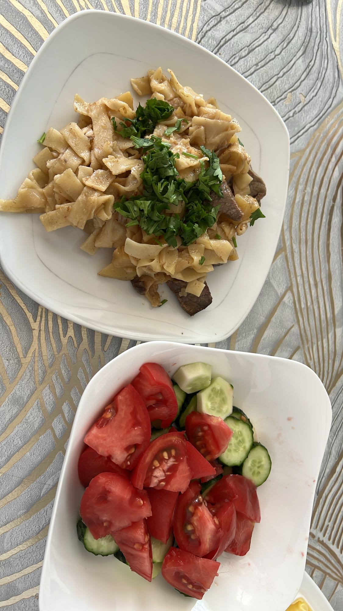Лапша с мясом и салат