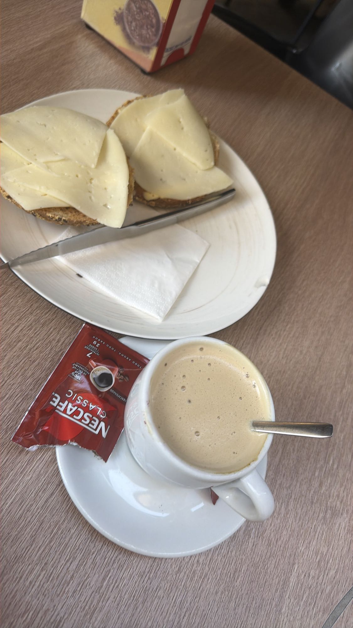 tostadas con queso y cafe