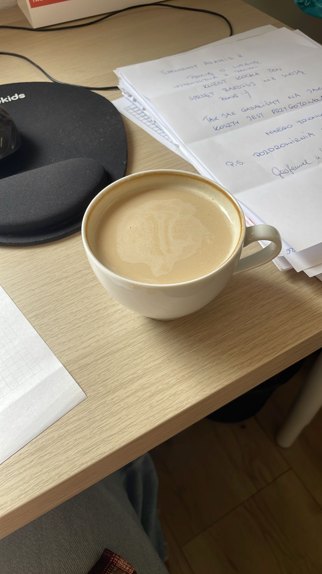 Kawa z mlekiem i sok pomarańczowy z kolagenem