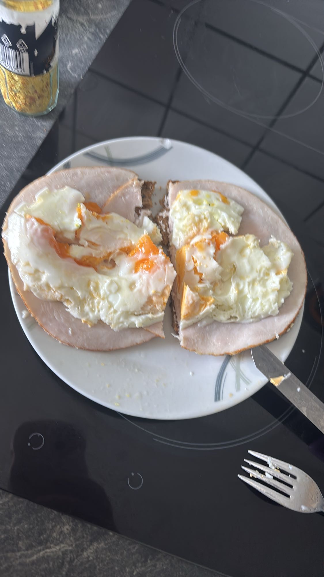 Brot mit Schinken und Ei
