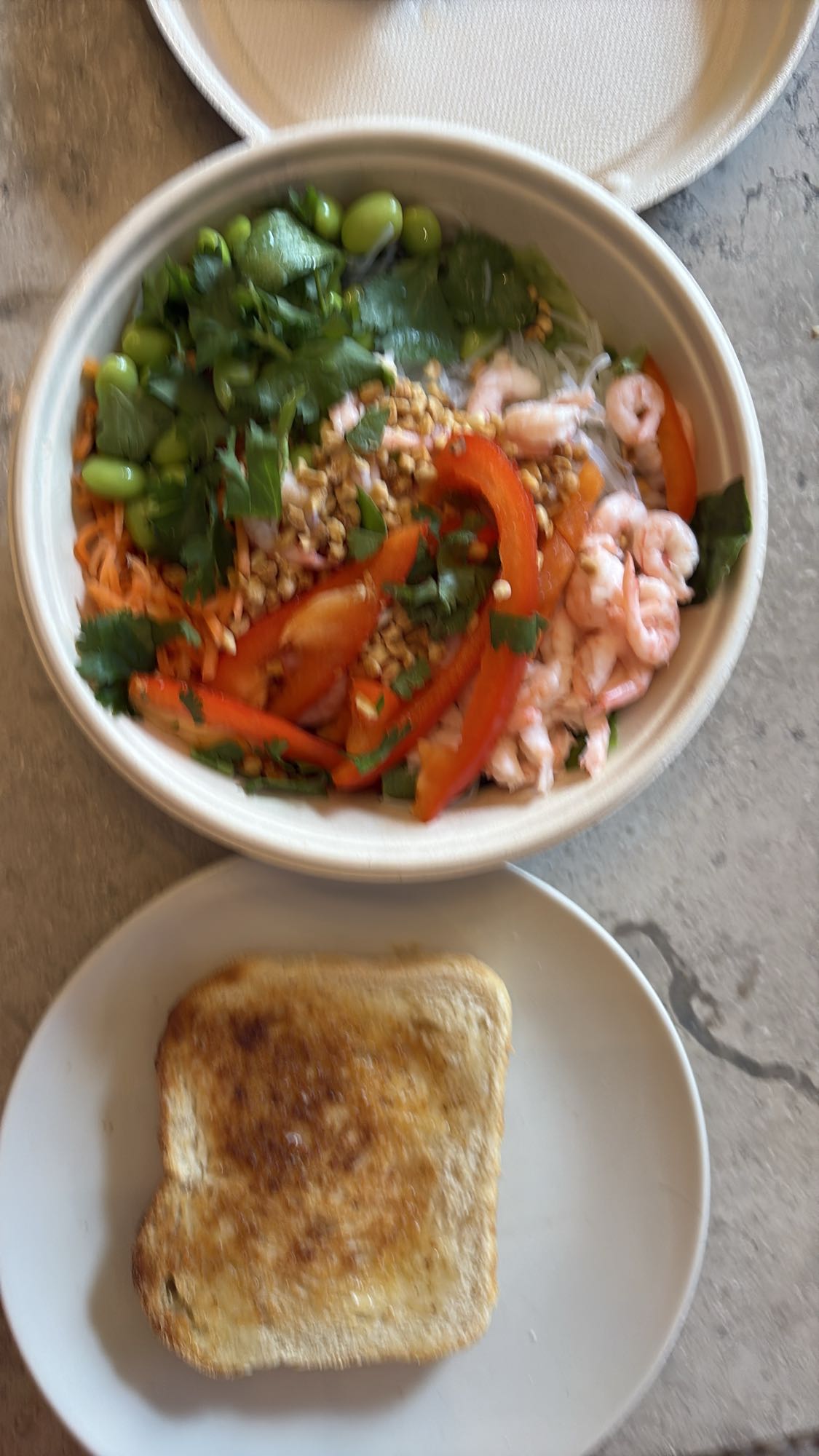 Räksallad med rostat bröd