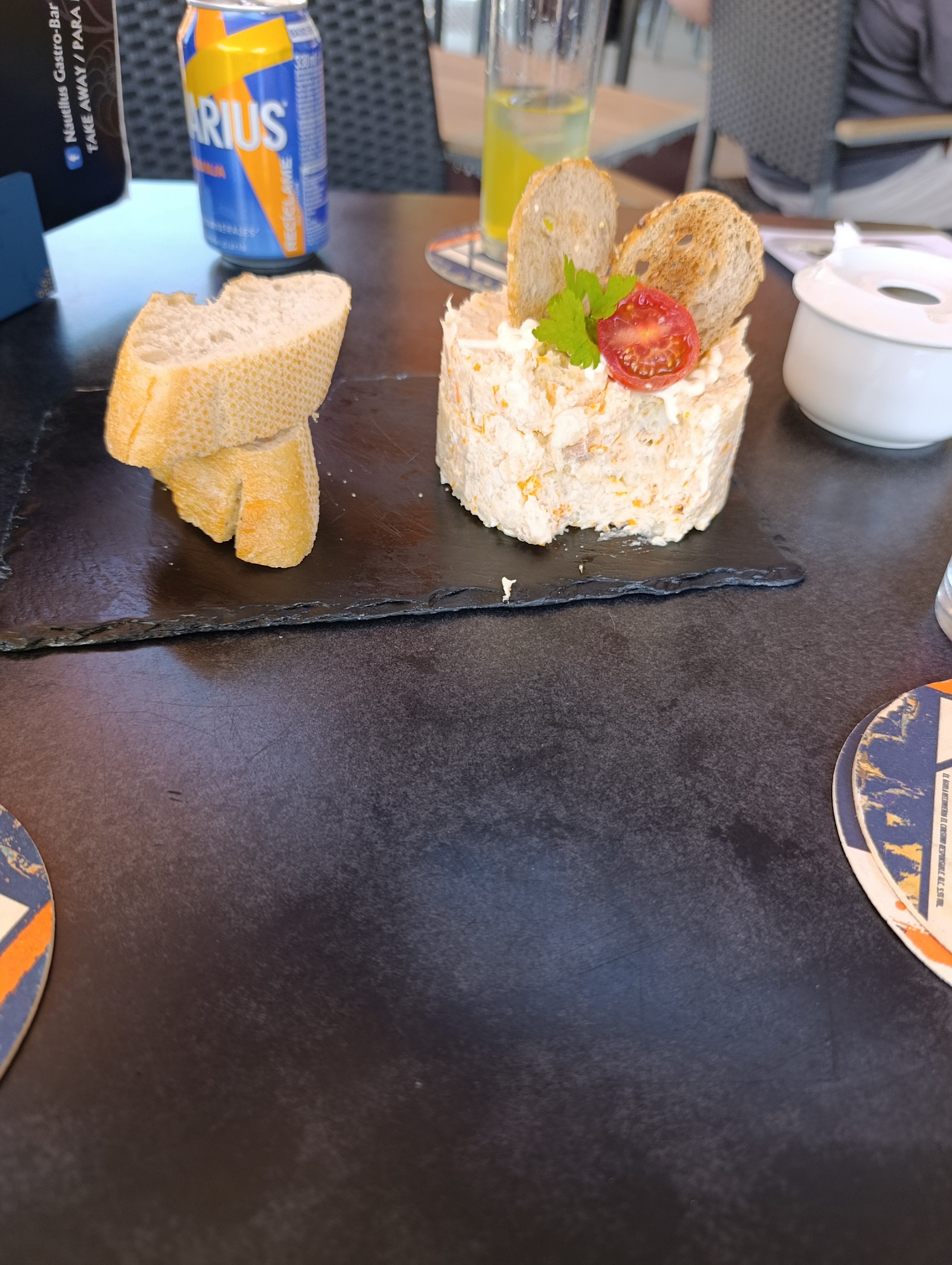 Ensaladilla con pan