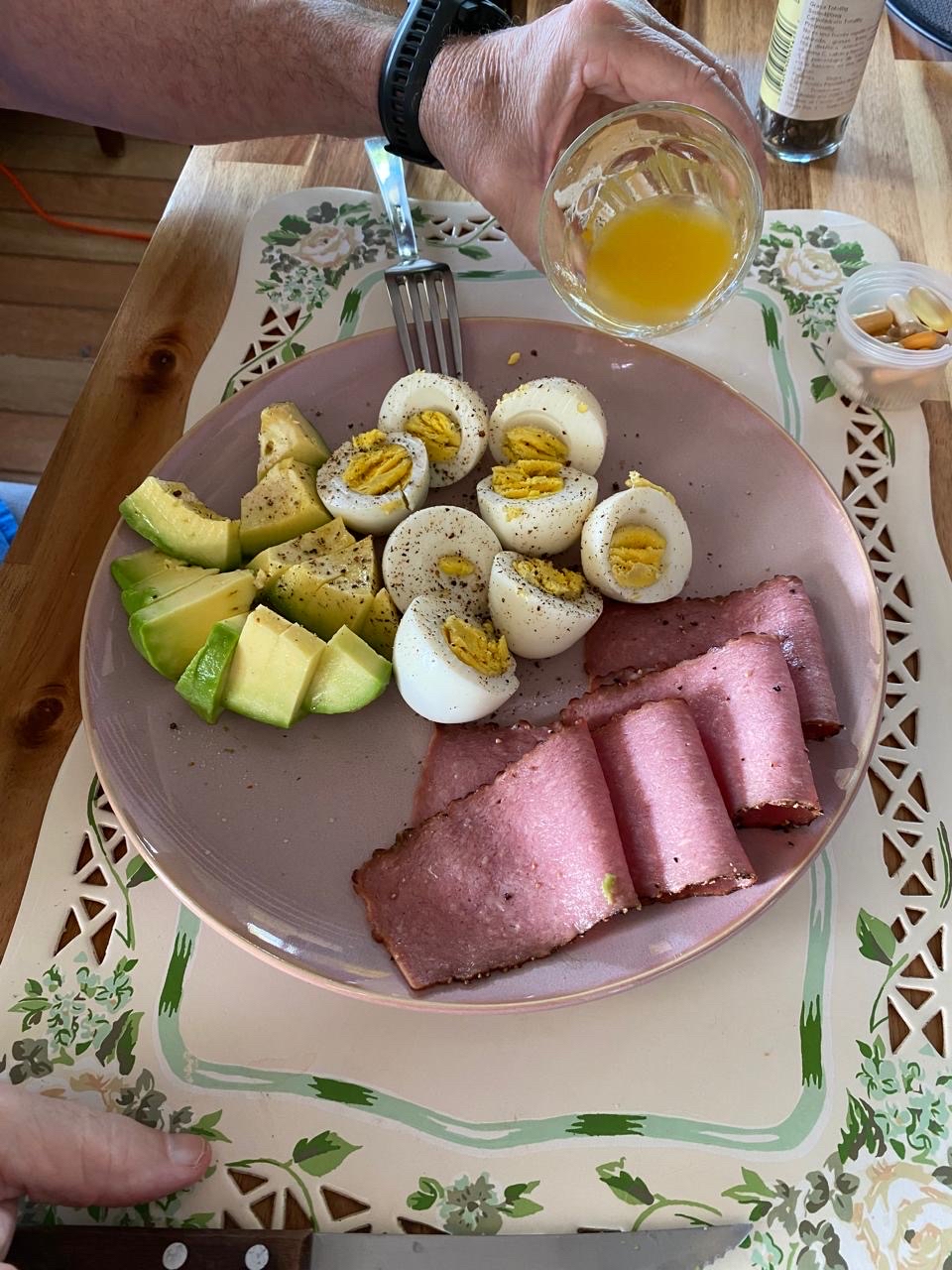 huevos con jamón y aguacate