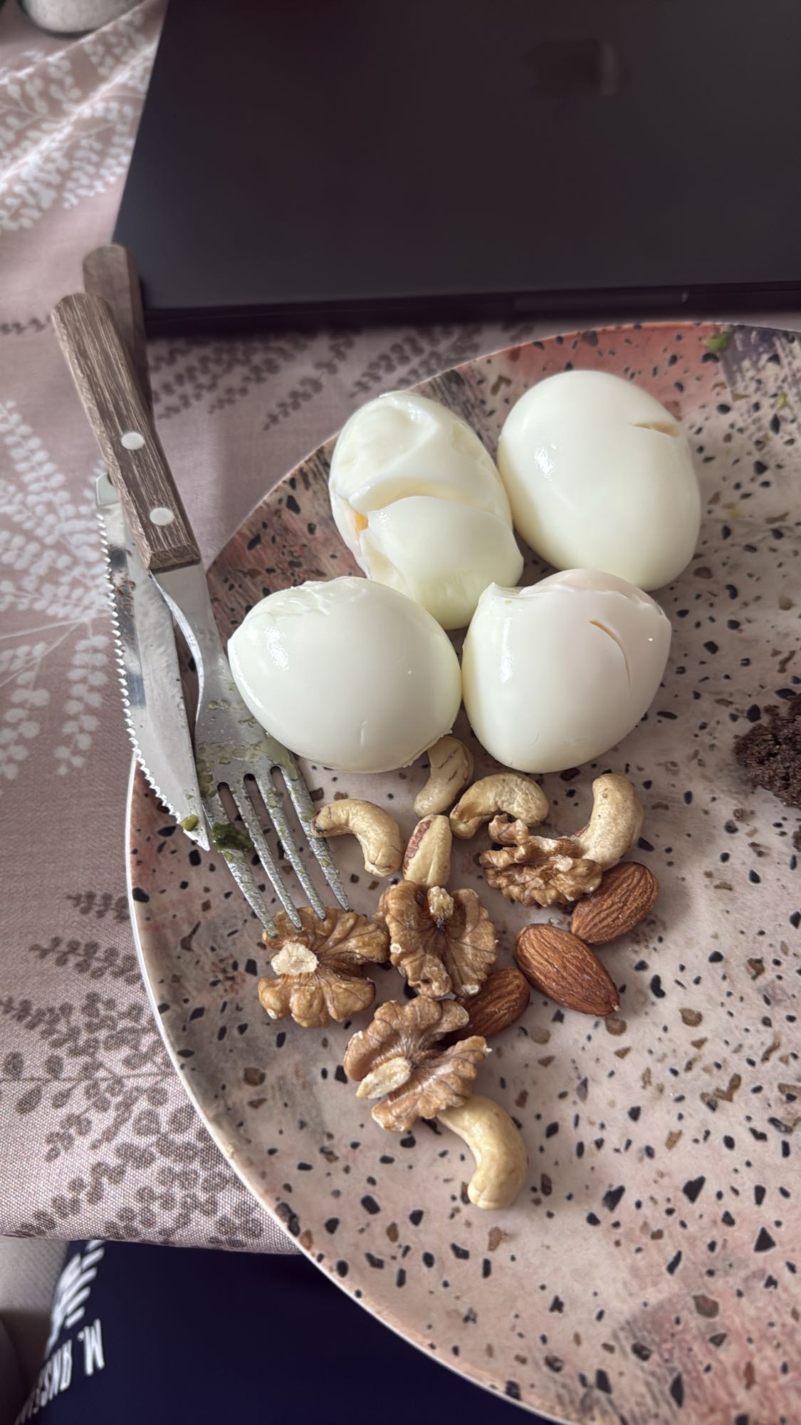Huevos cocidos con nueces