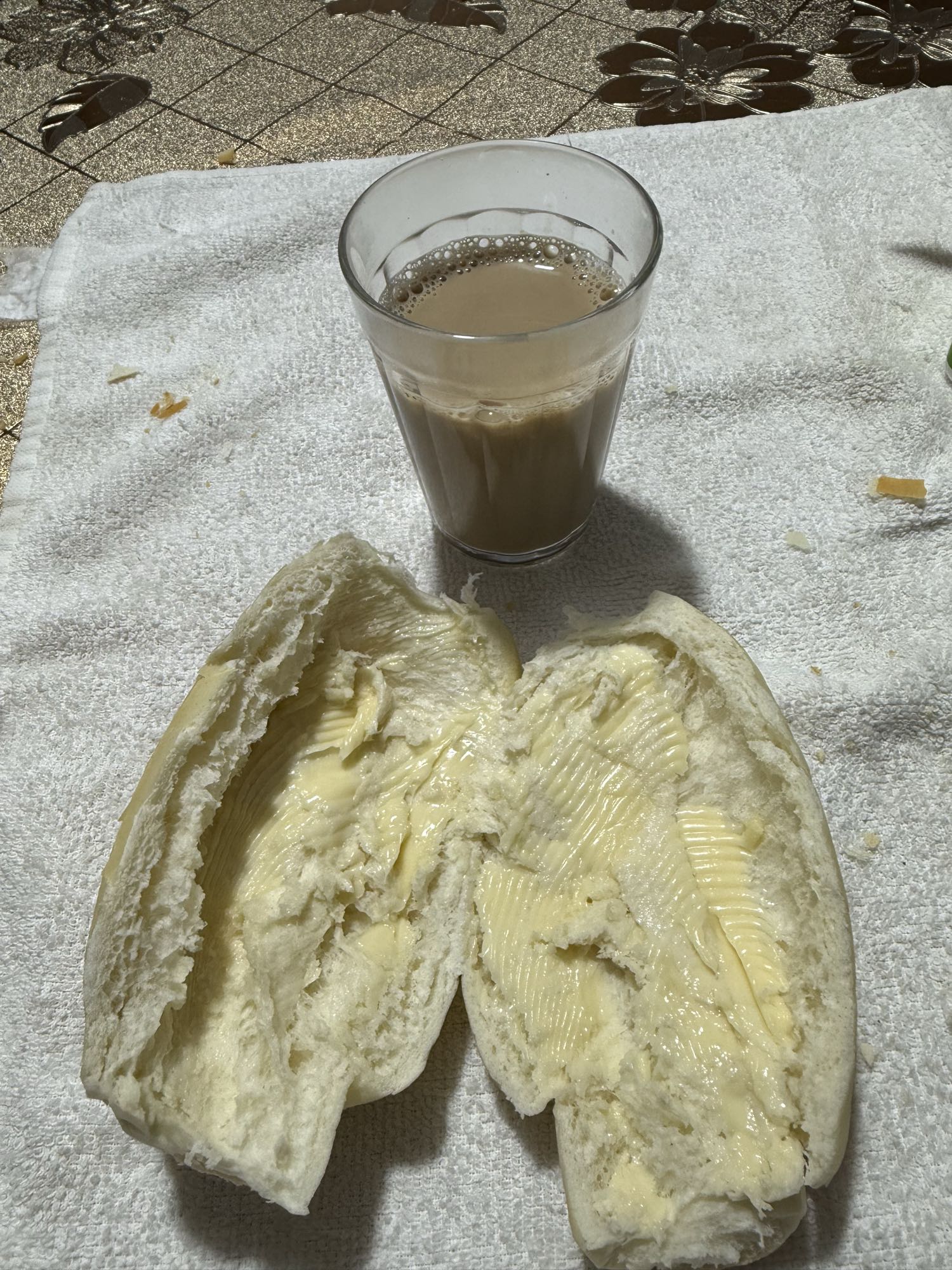 Pão com manteiga e café