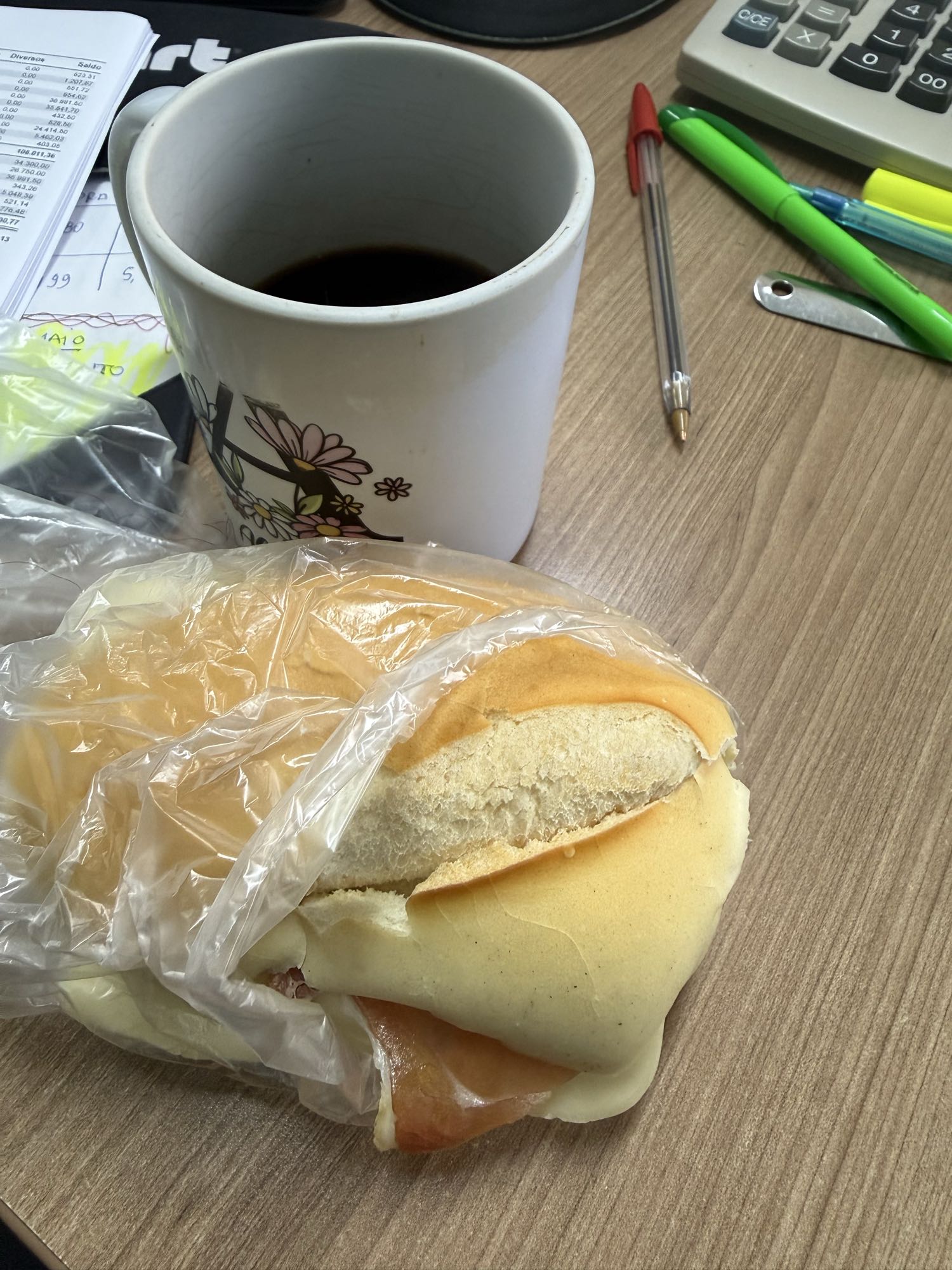 Pão com queijo e café