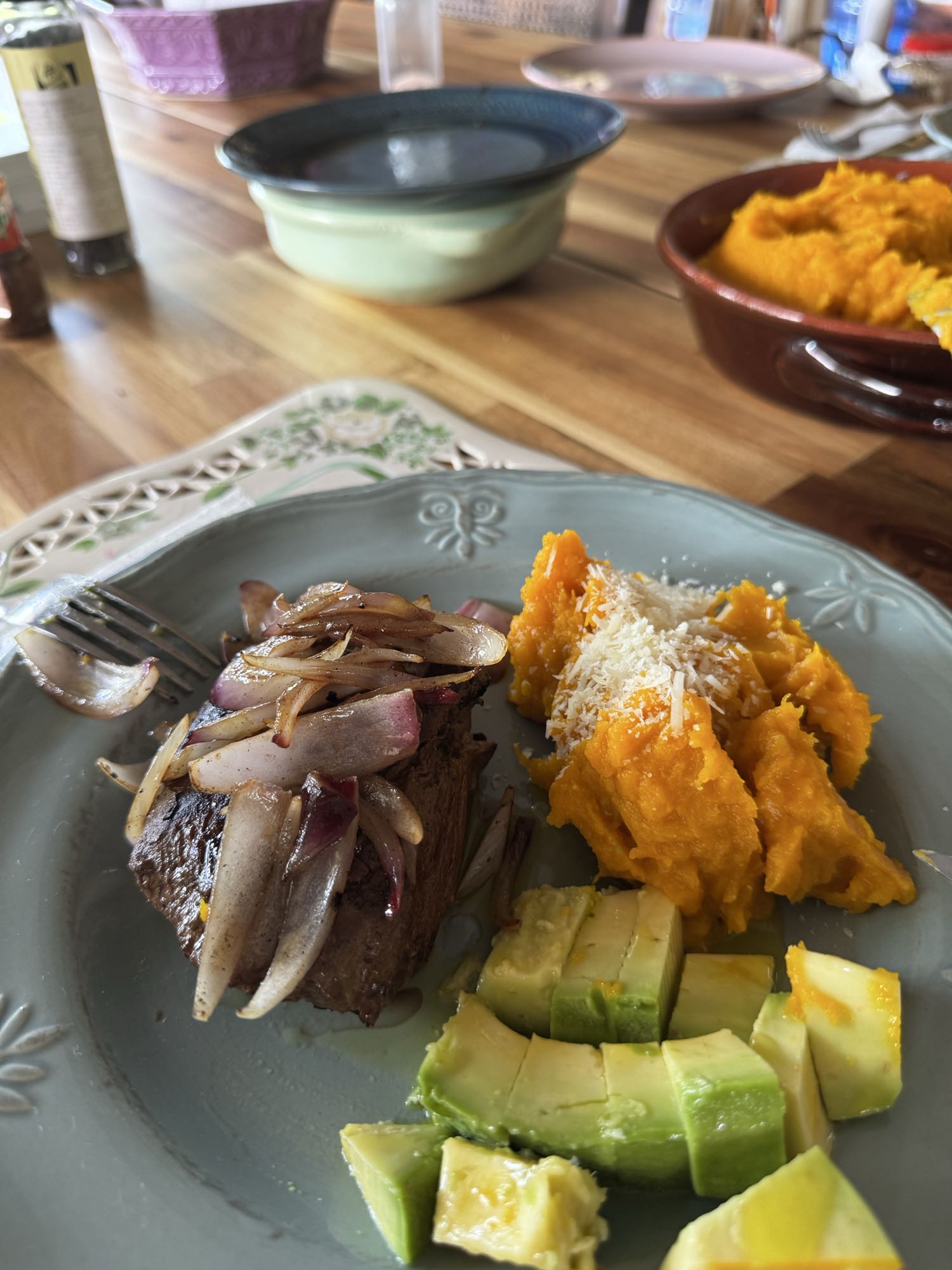 carne con camote y aguacate