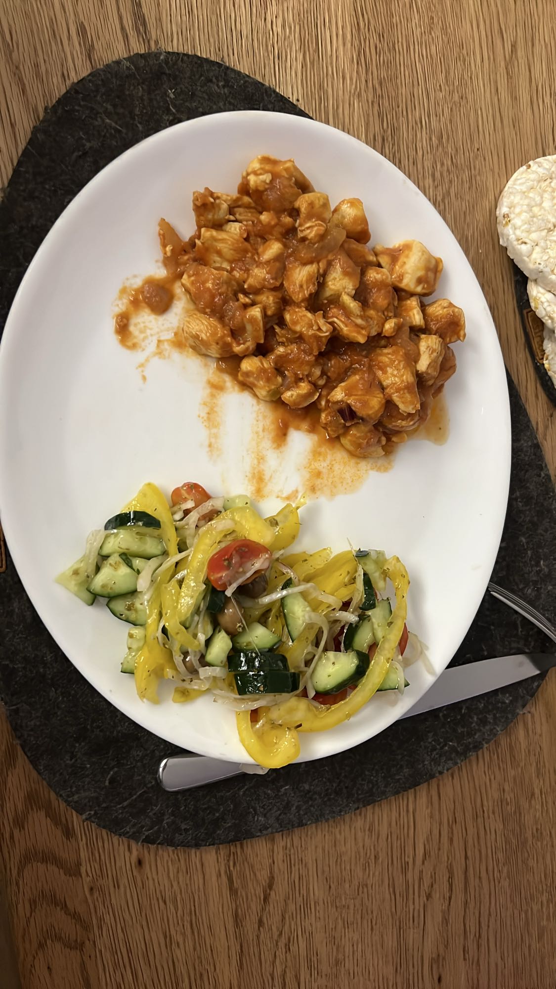 Pollo al sugo e insalata