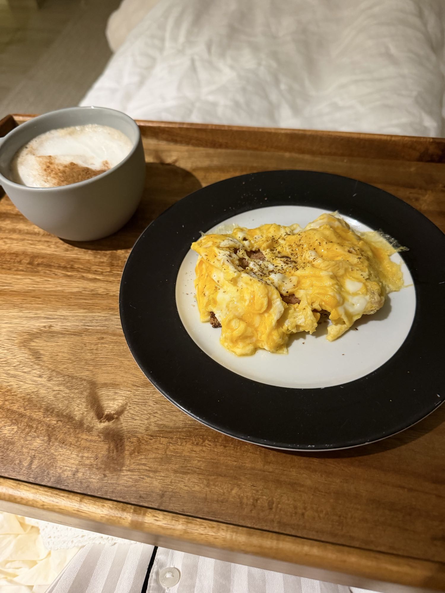 huevos con media tostada integral y café