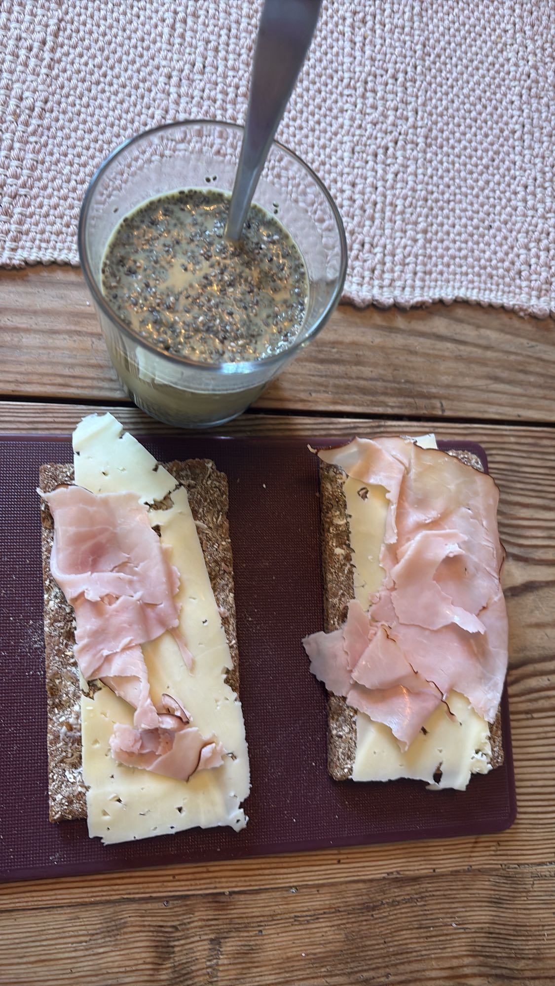 Knäcke med ost och mjölk med chiafrön