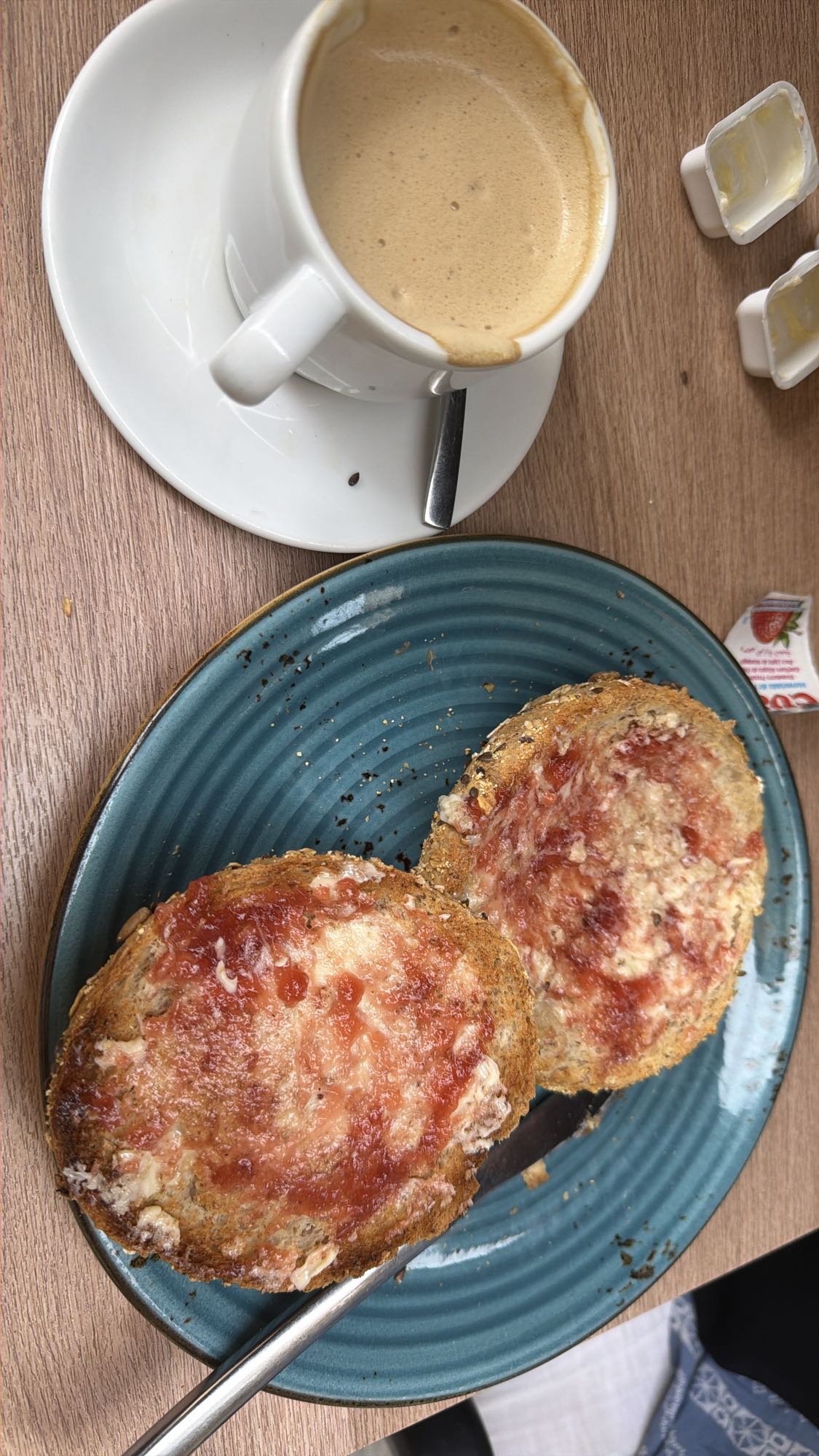 tostadas con queso y café