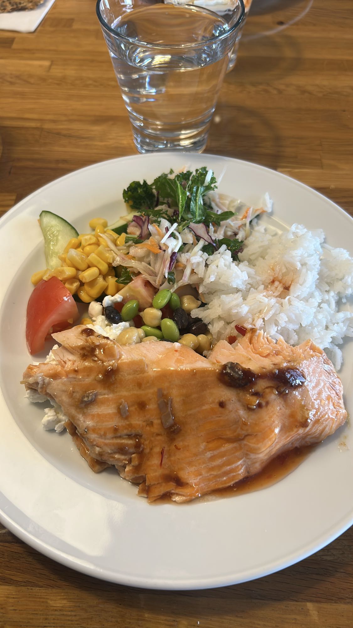 Lax med ris och sallad