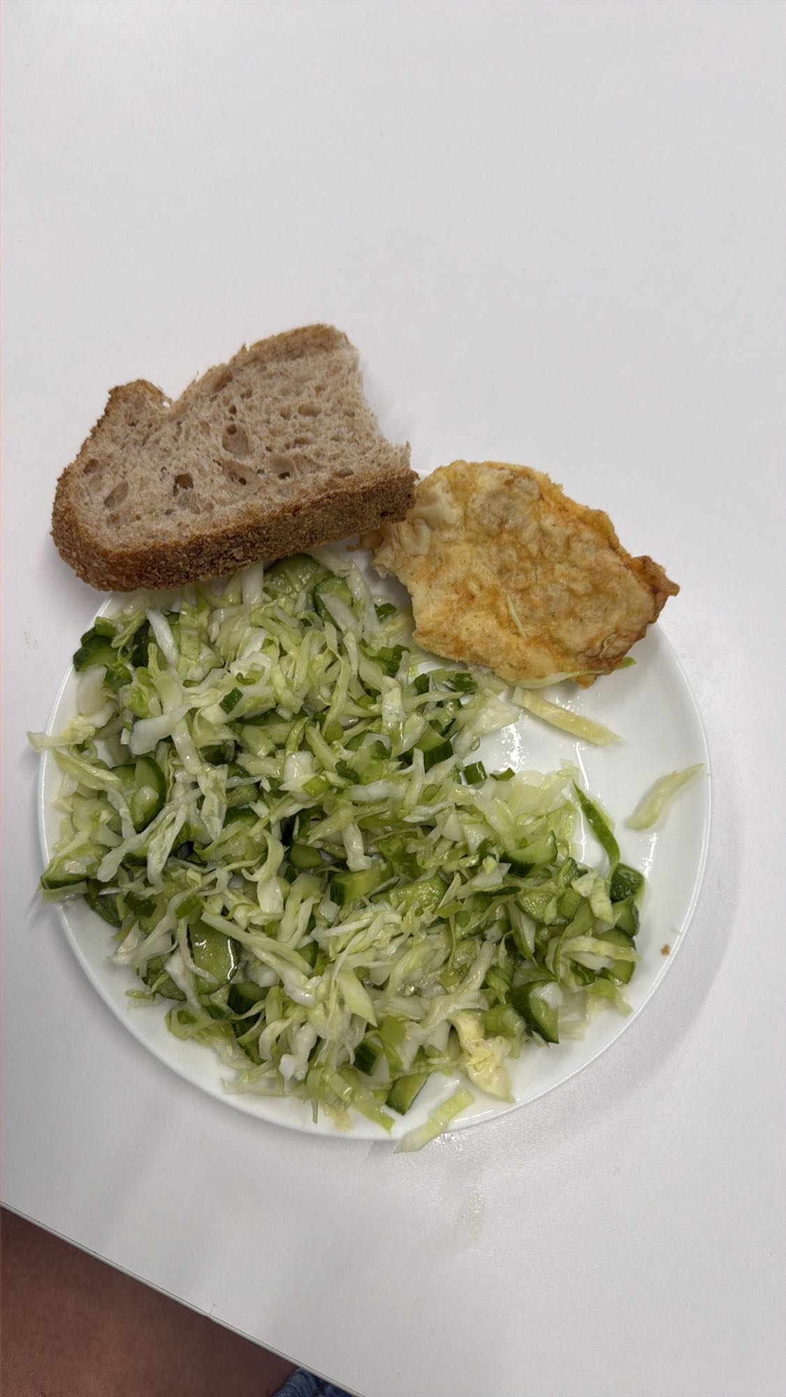 Салат с хлебом и свиной отбивной