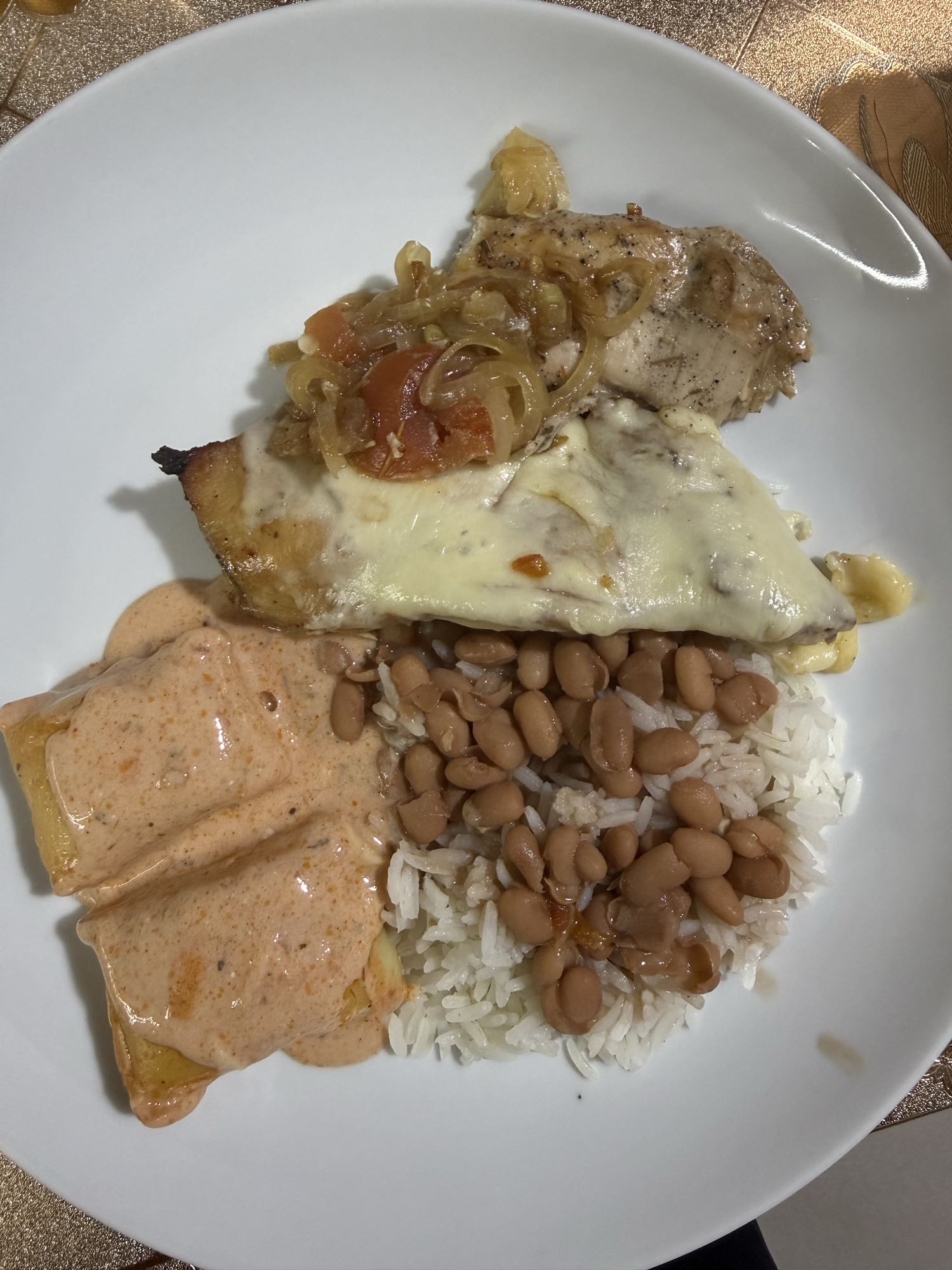 Frango com arroz e feijão