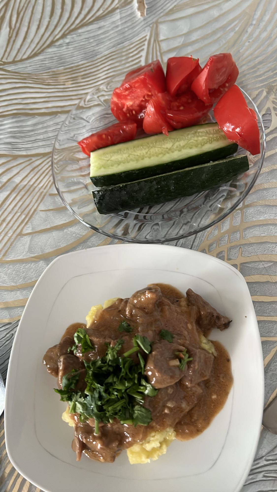 Мясо с пюре и овощами