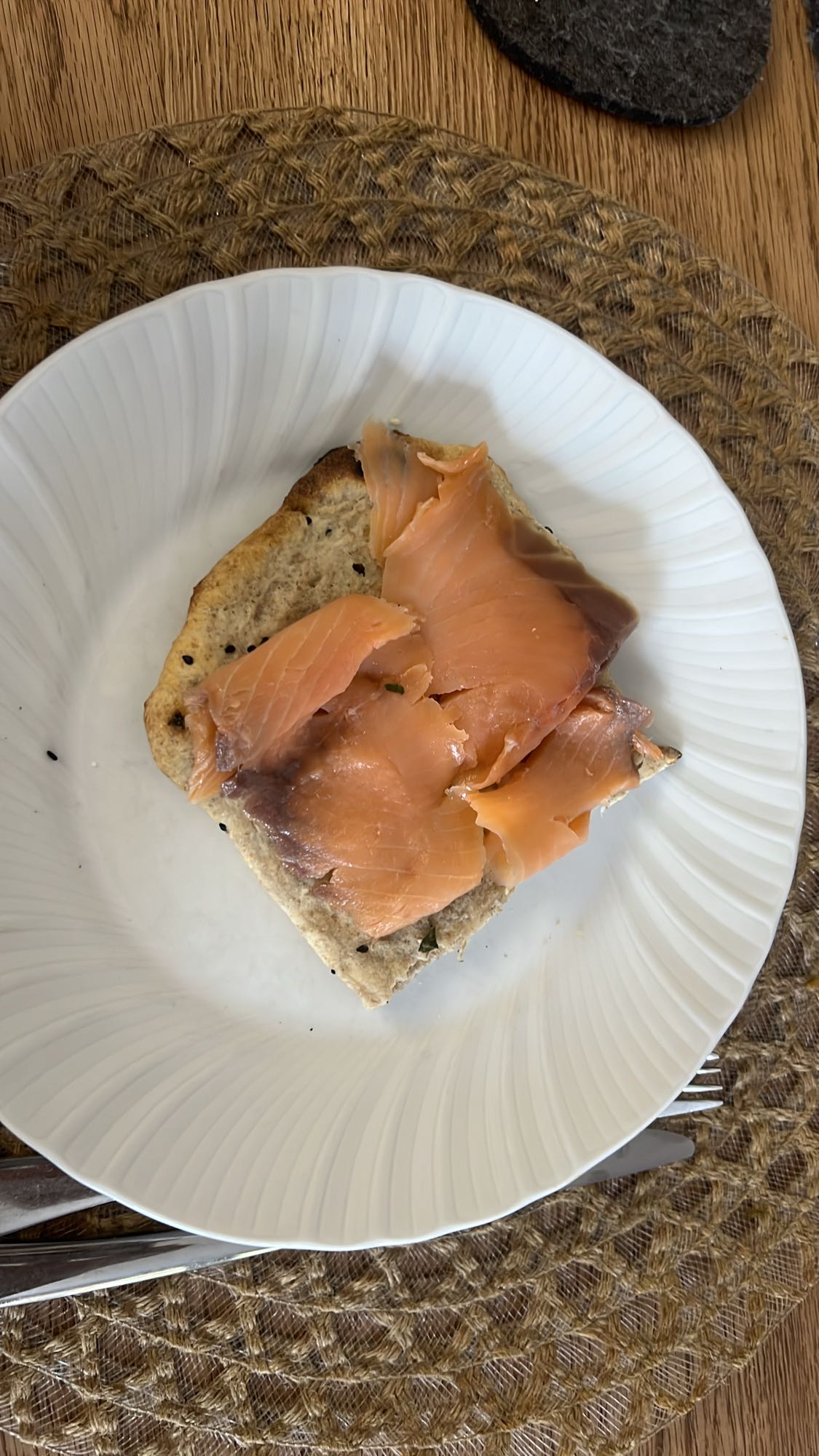 Smoked salmon toast