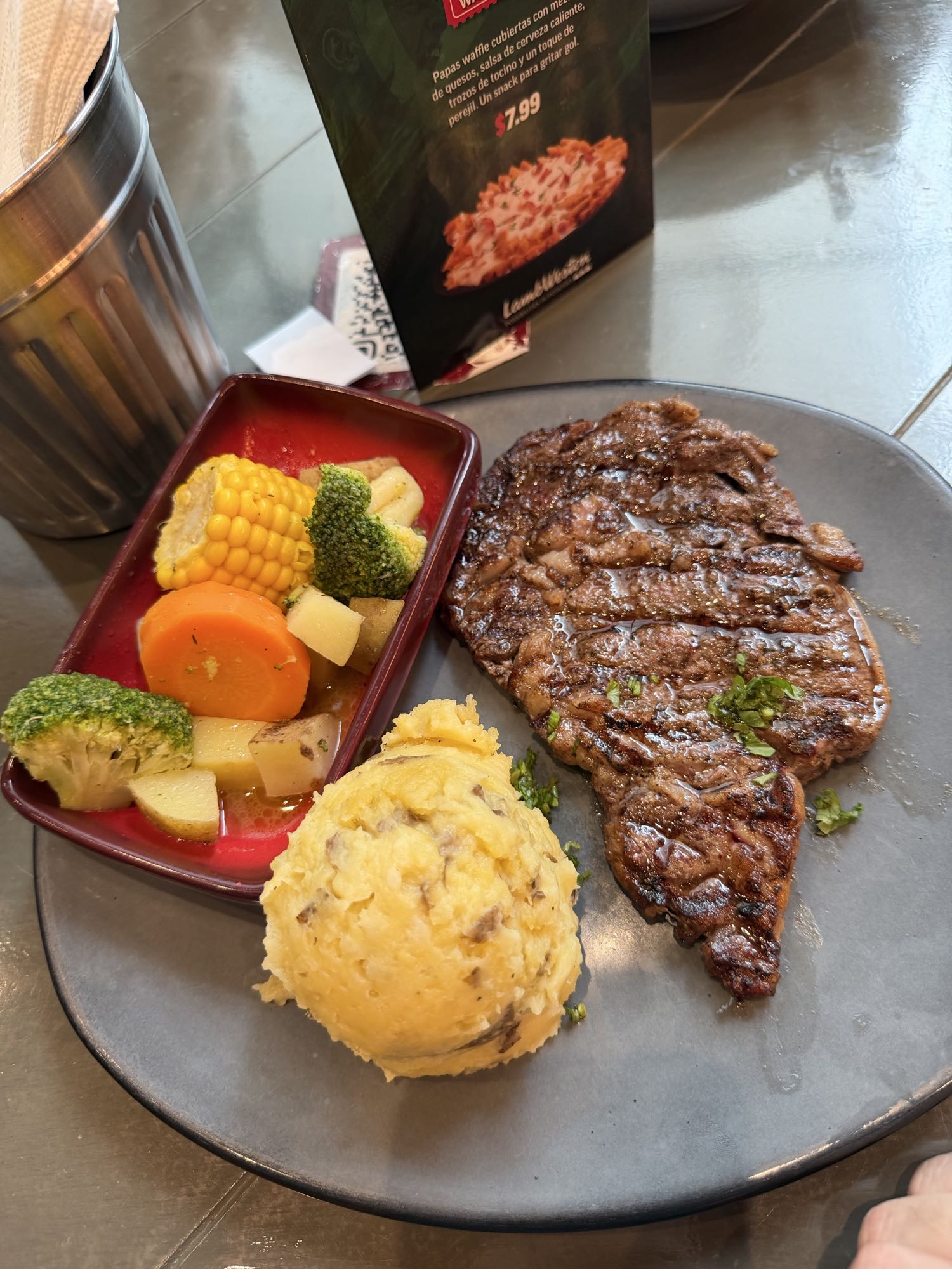 bistec con guarniciones