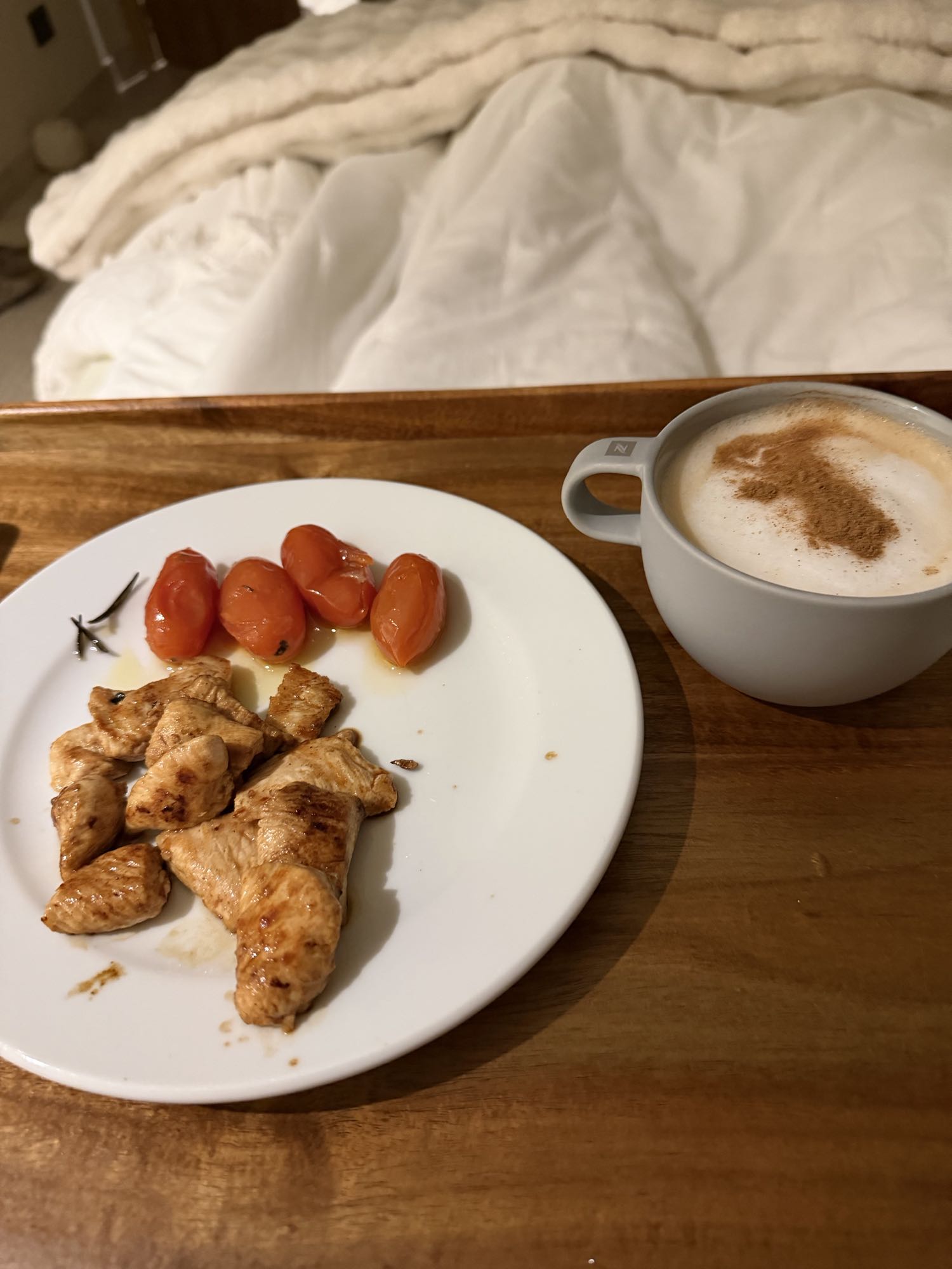 pollo con tomate y café