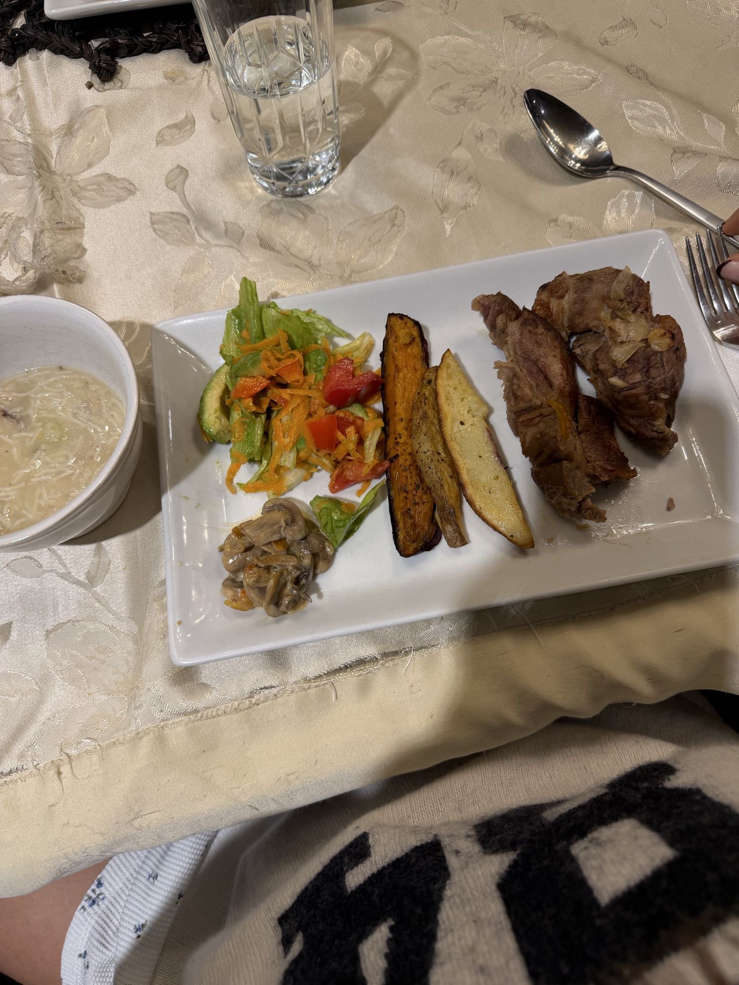 carne con sopa y ensalada