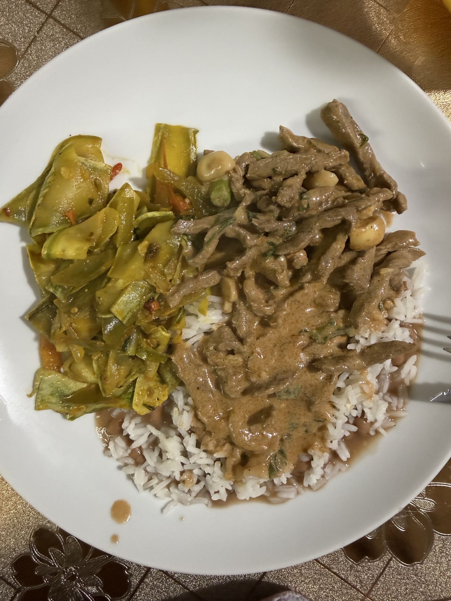 Arroz com carne e legumes
