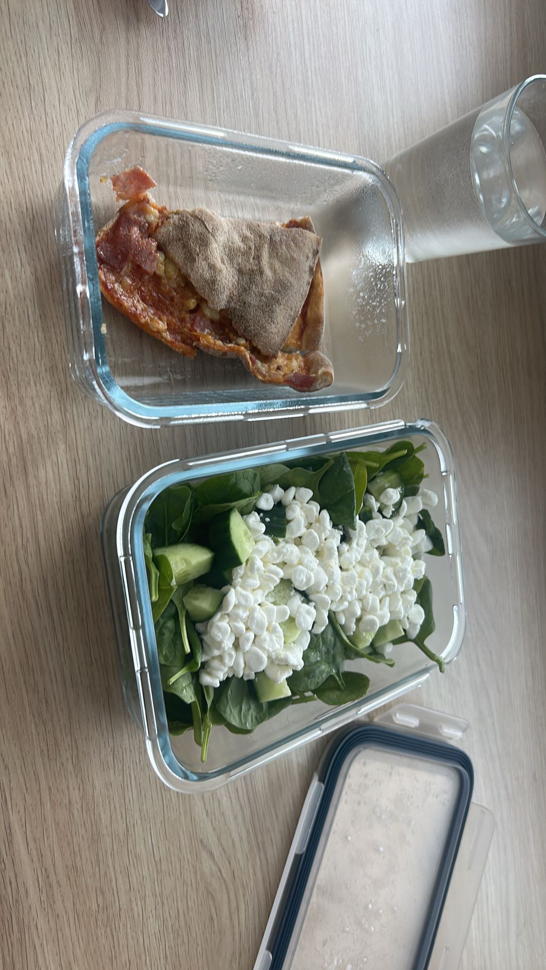 Pizza med spenatsallad