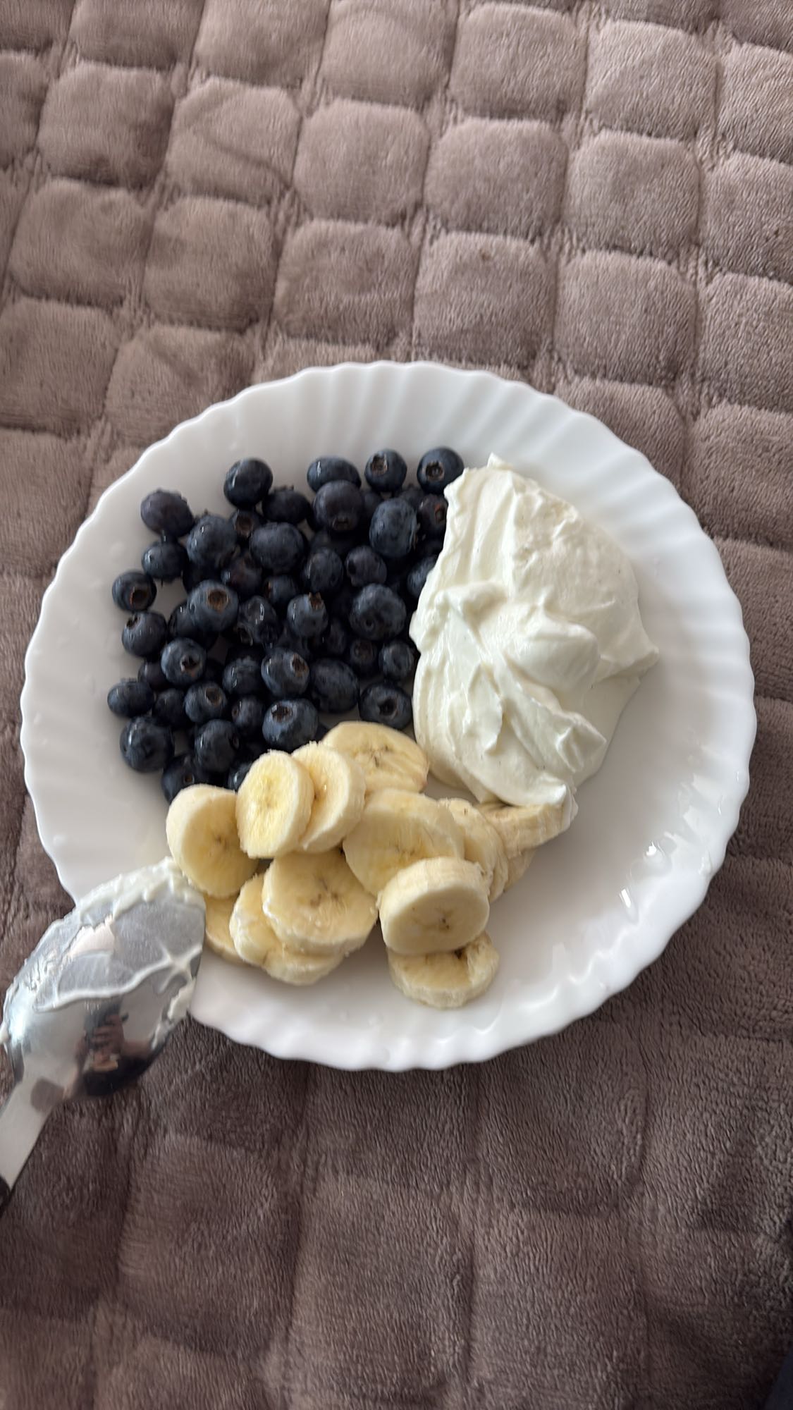 Yoghurt med bær og banan