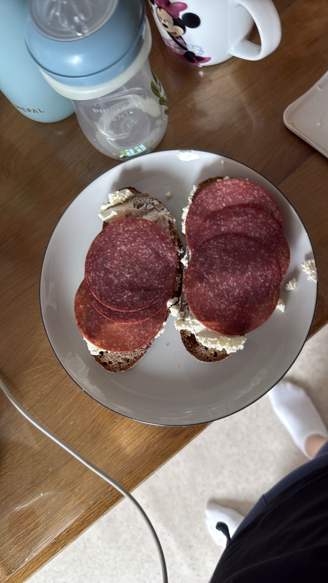 Salami-Frischkäse-Brote