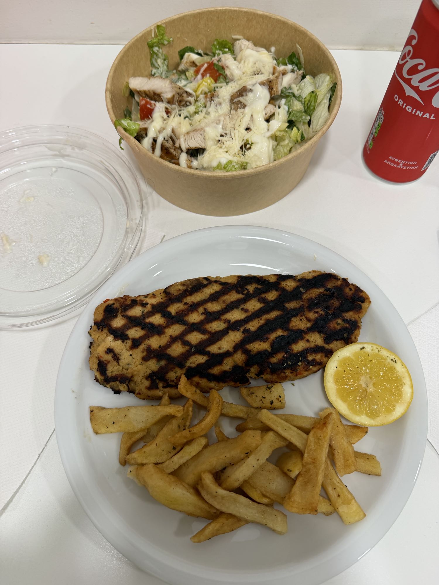 Pollo grigliato e insalata