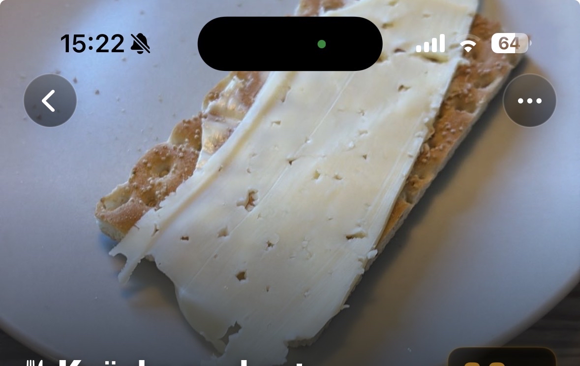Knäckebröd med ost och korv med bröd