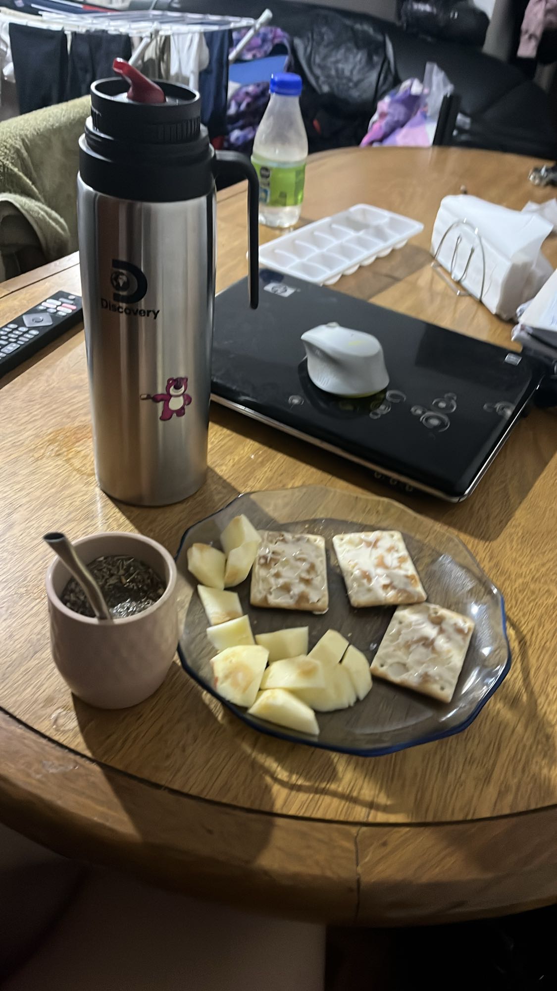 Merienda con mate y manzana