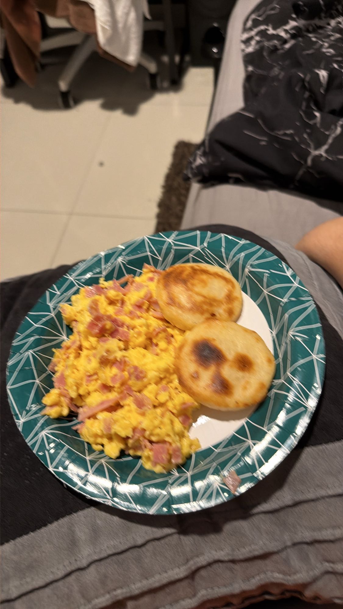 huevos revueltos con jamon y queso con arepas de yuca