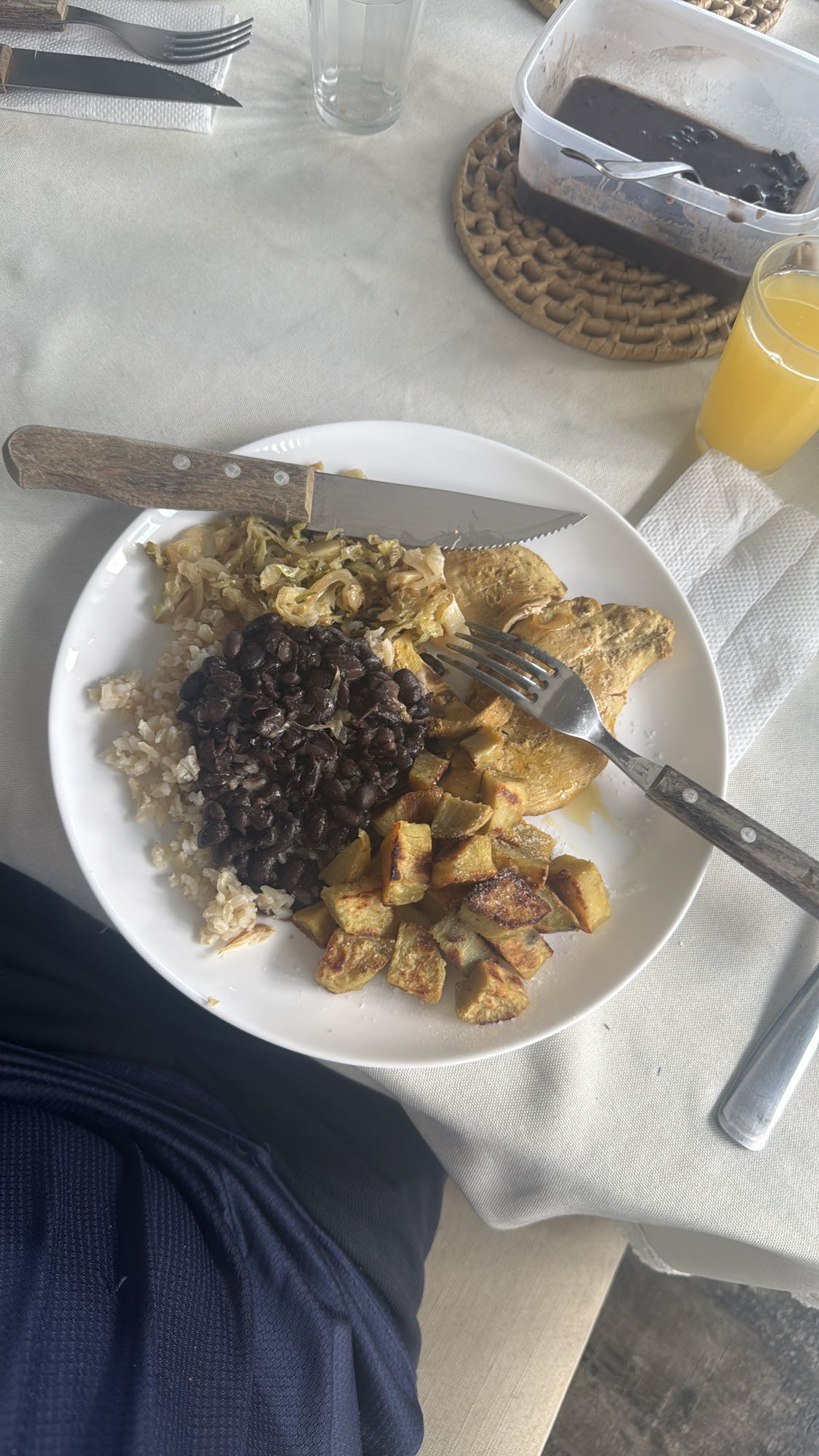 Frango com arroz e feijão