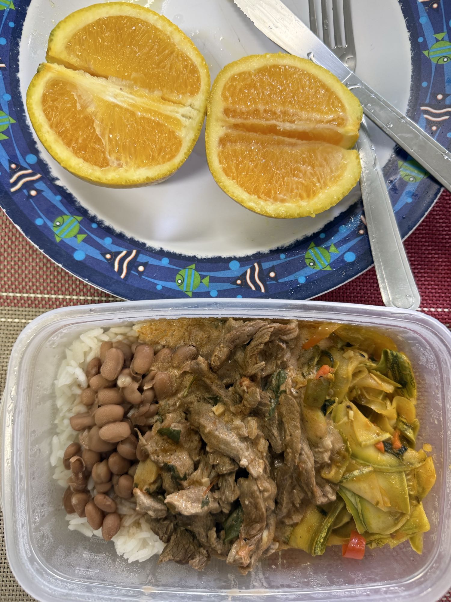 Arroz, feijão, carne e laranja