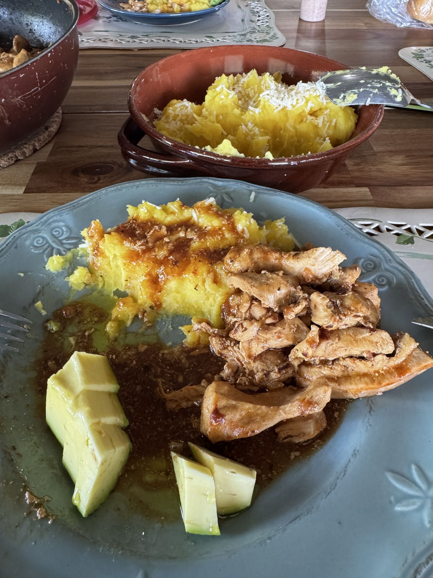 Pollo con puré y aguacate
