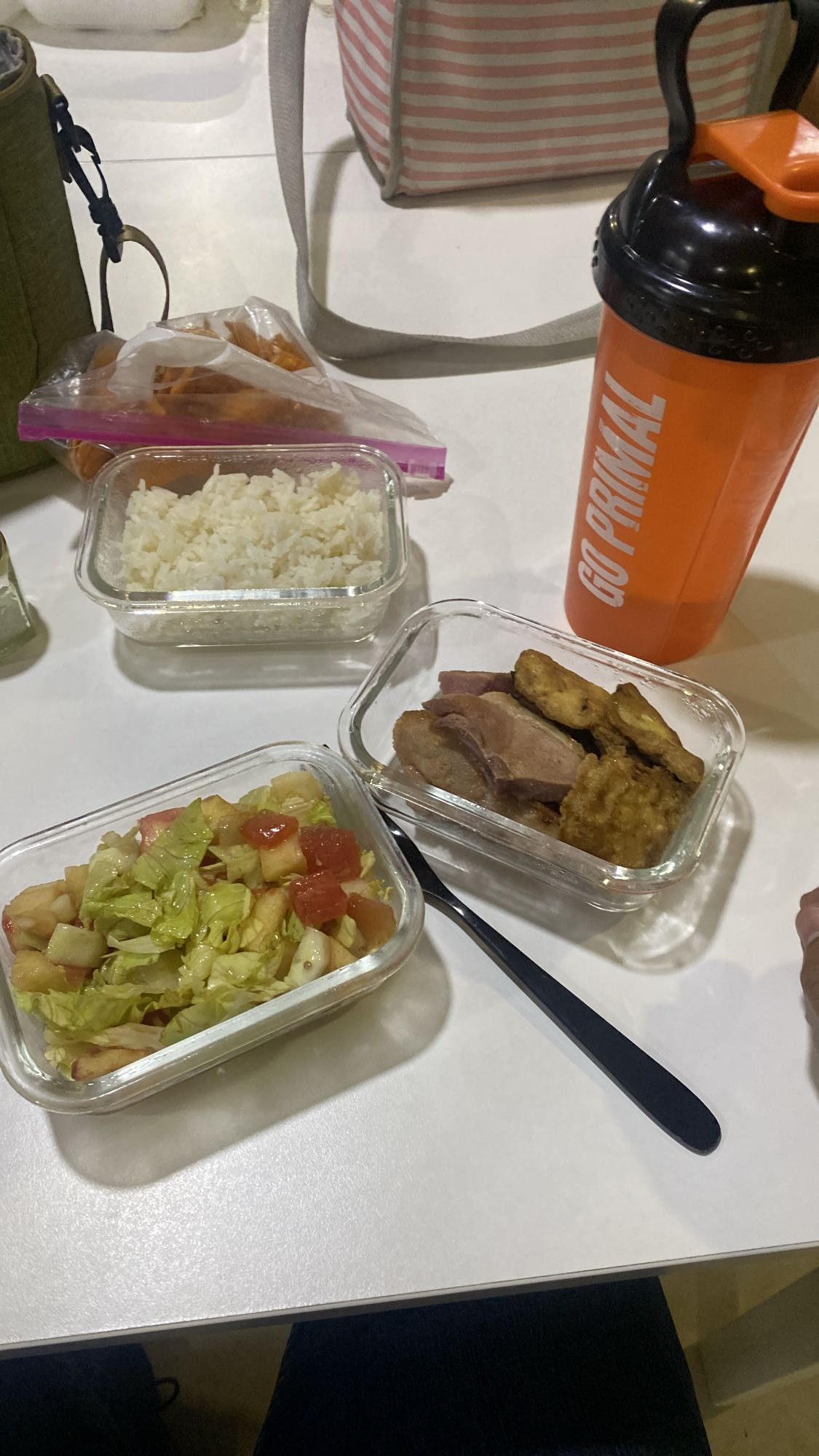 Arroz con carne y ensalada