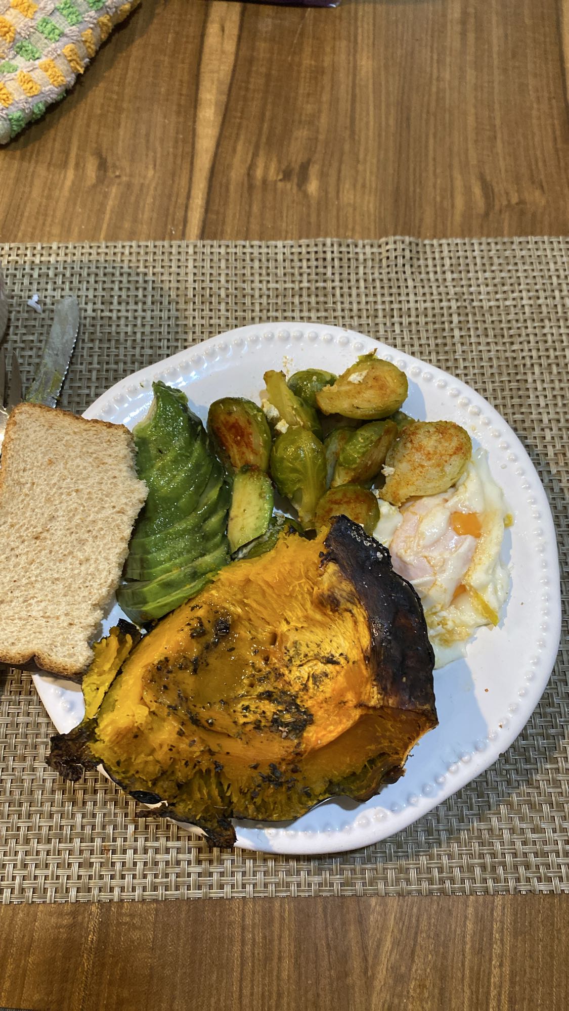 plato de verduras y huevo