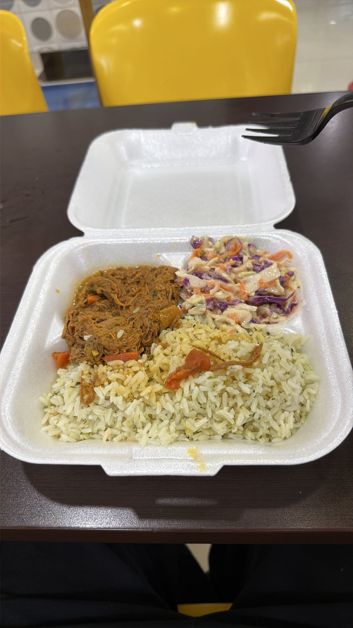Arroz con carne y ensalada