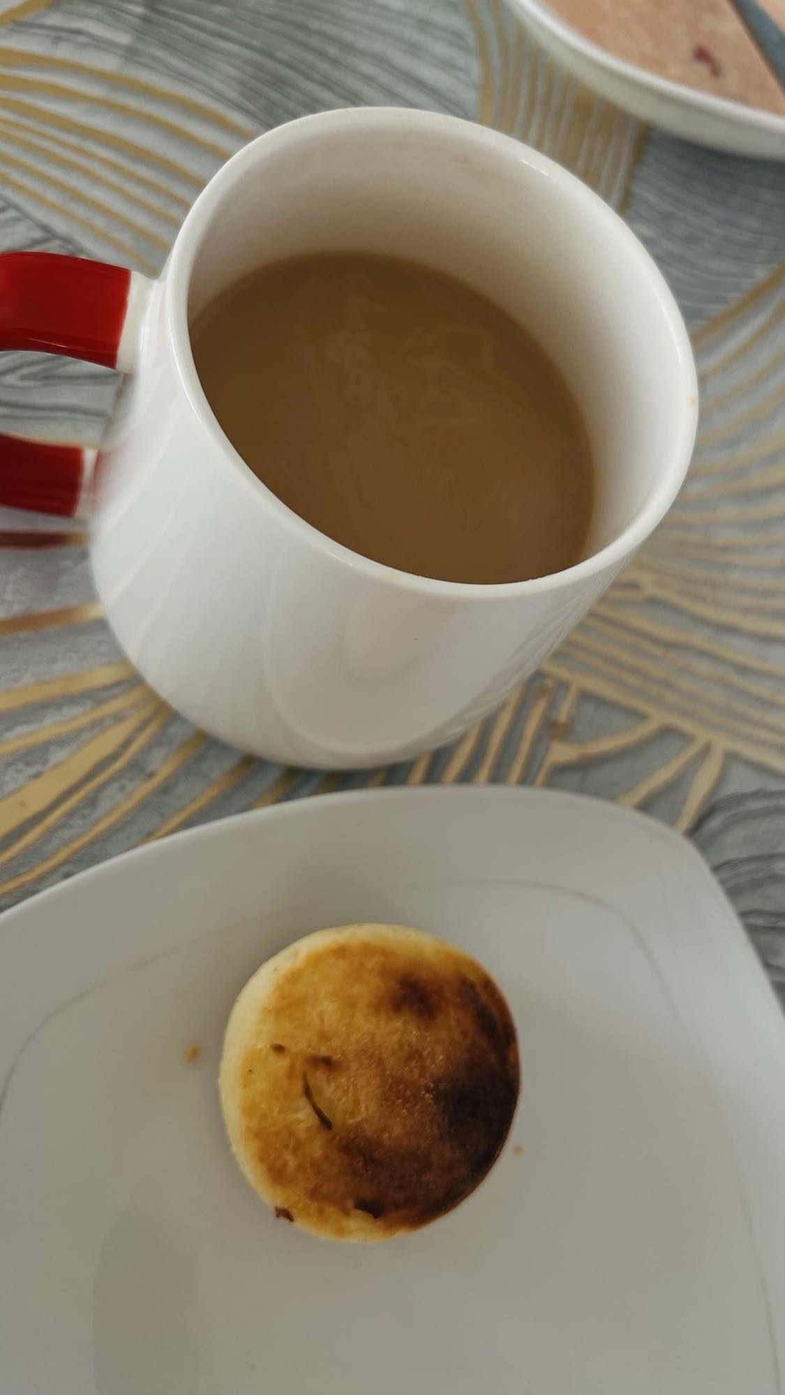 Чай с булочкой