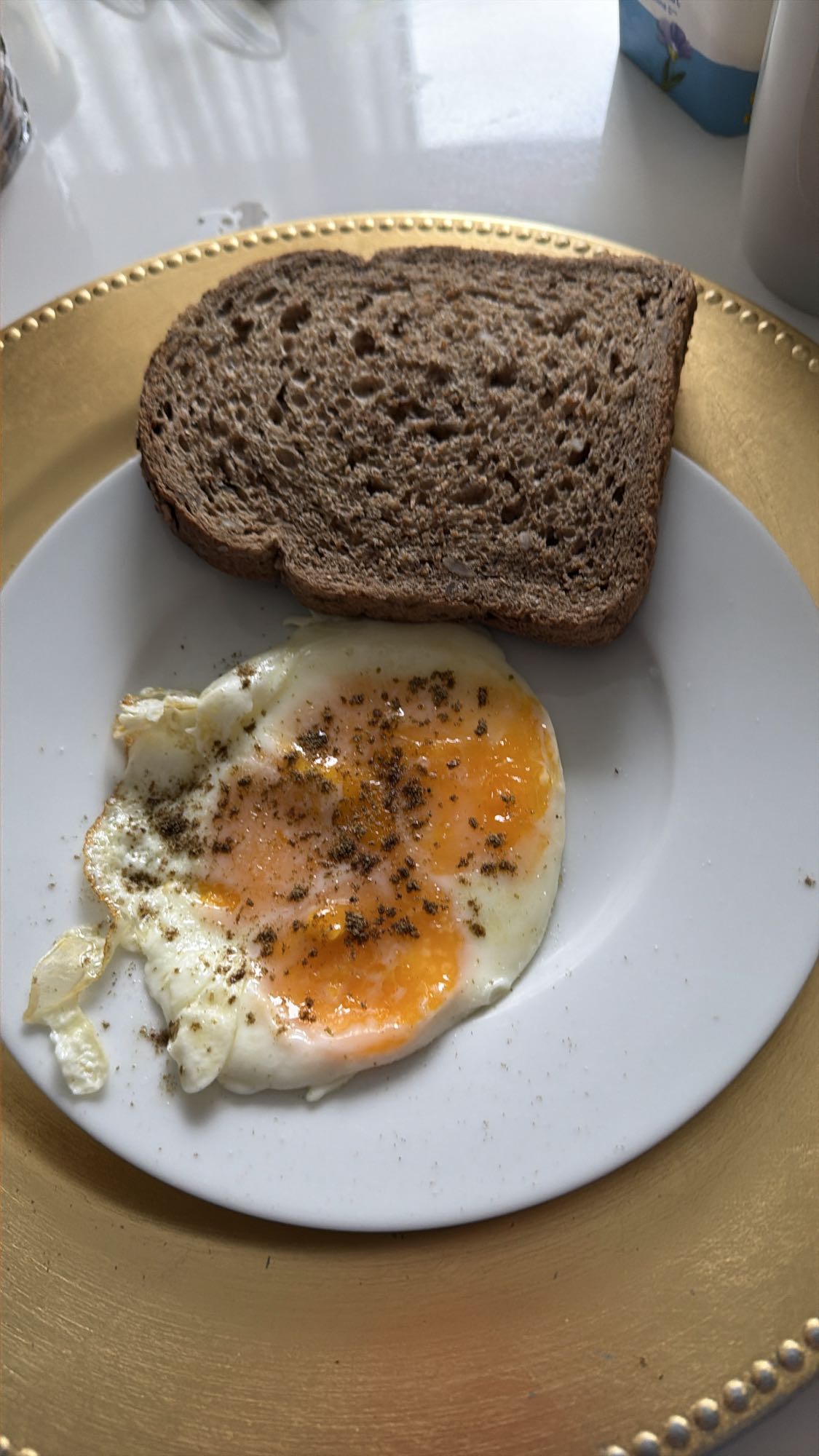 Gebakken ei met brood