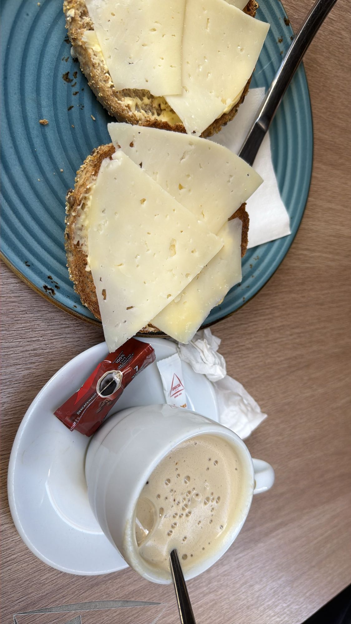 tostadas con queso y cafe