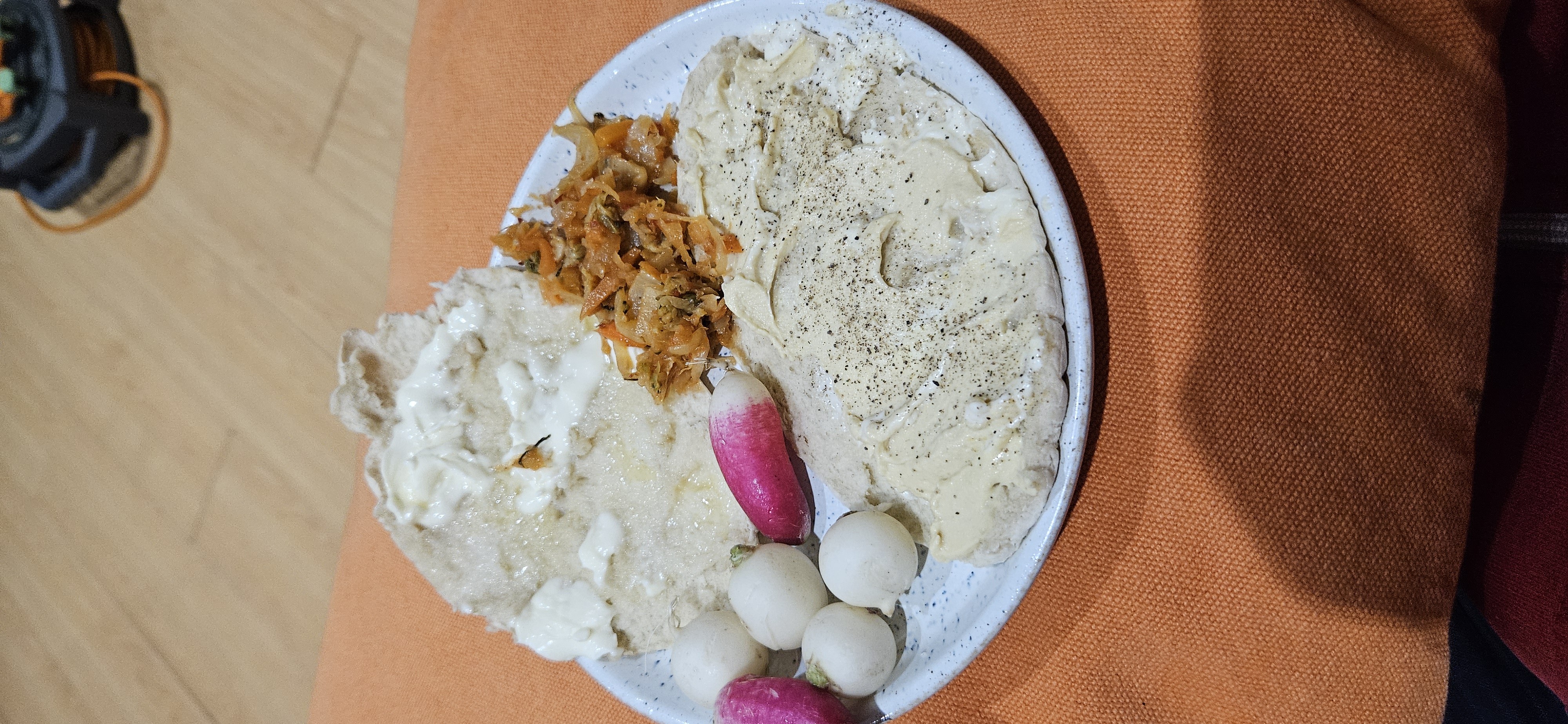 Pitta bread with low fat hummus
