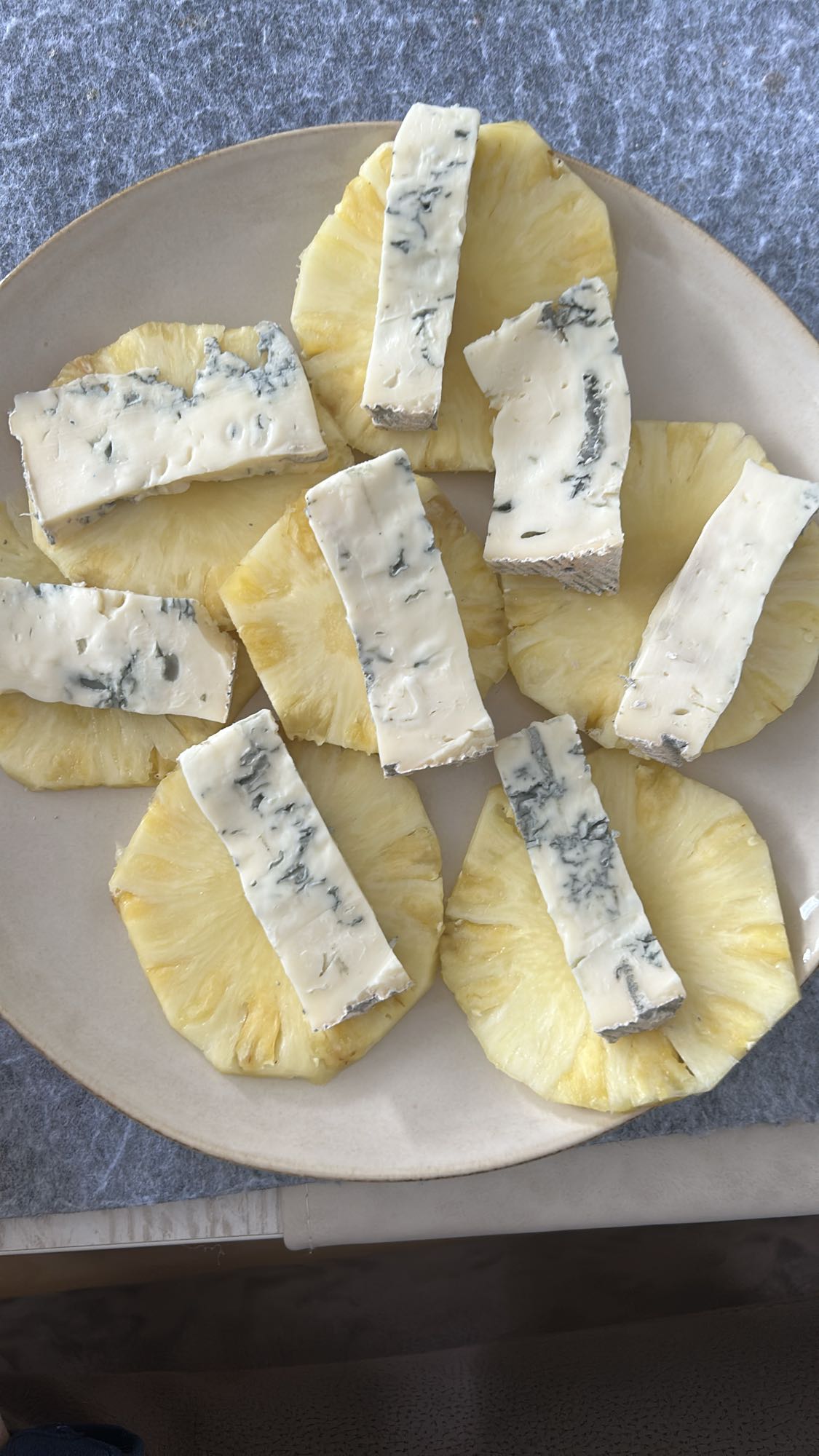 Piña con queso azul