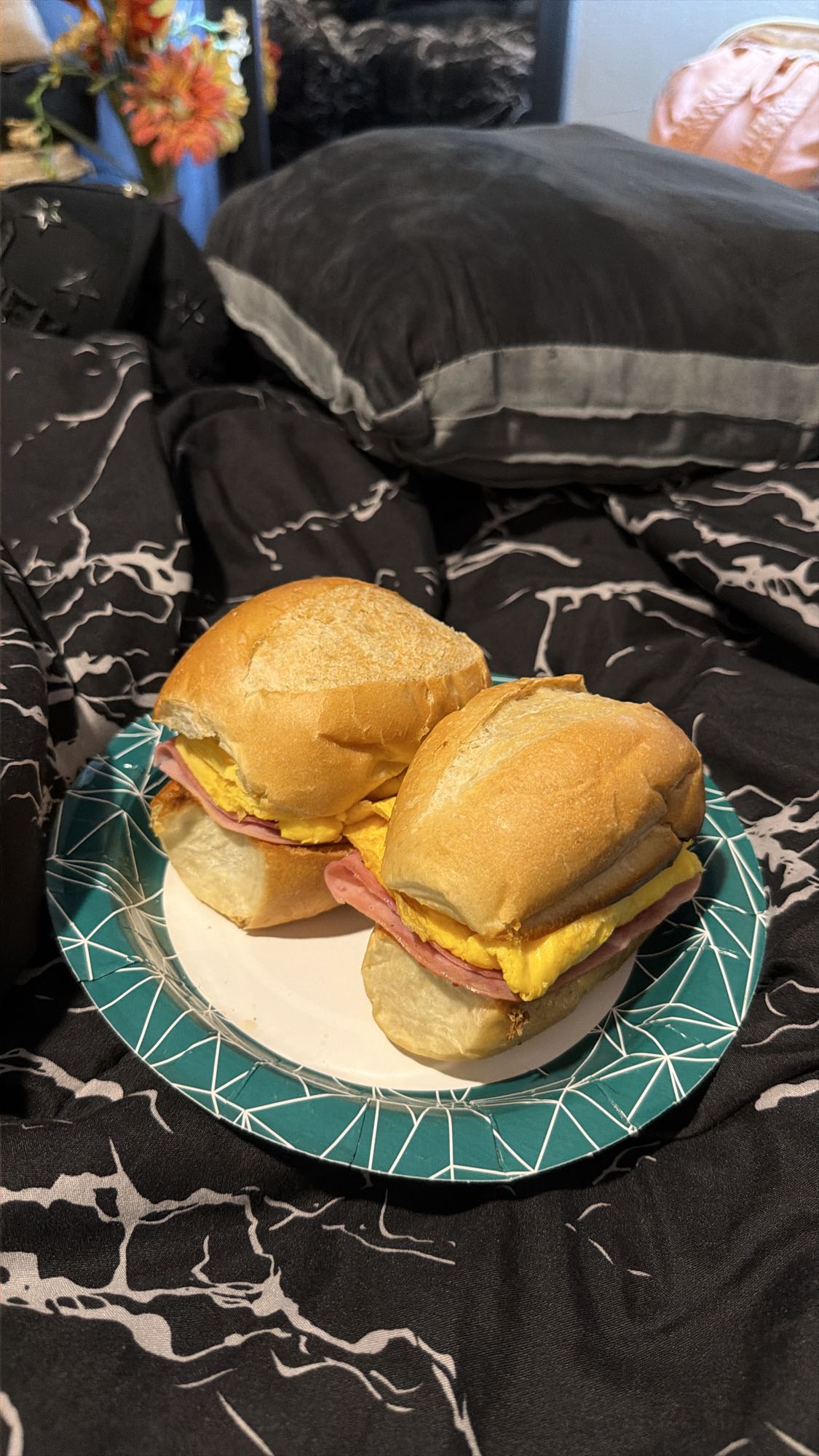 sándwiches de jamón y huevo