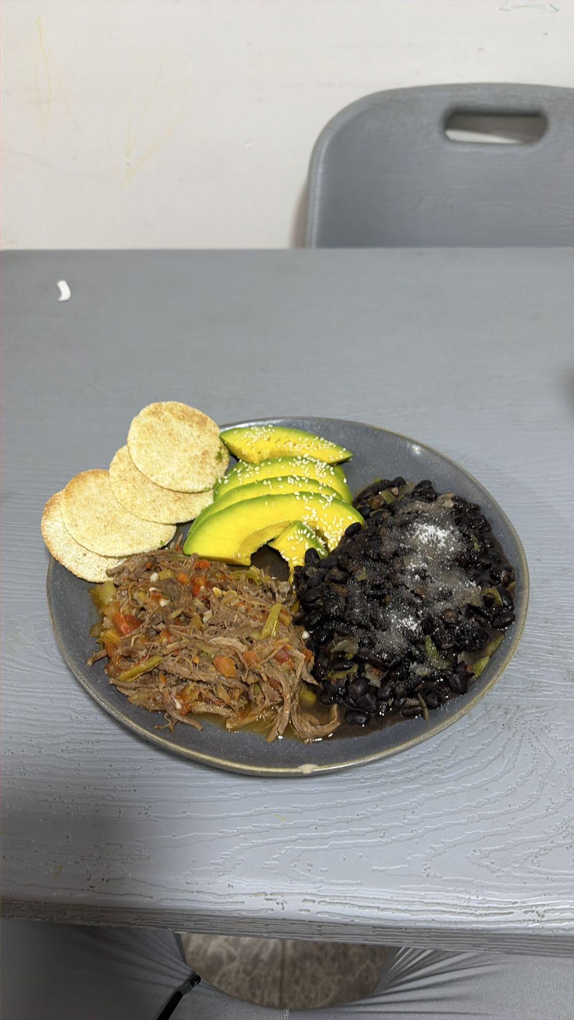 carne con frijoles y aguacate