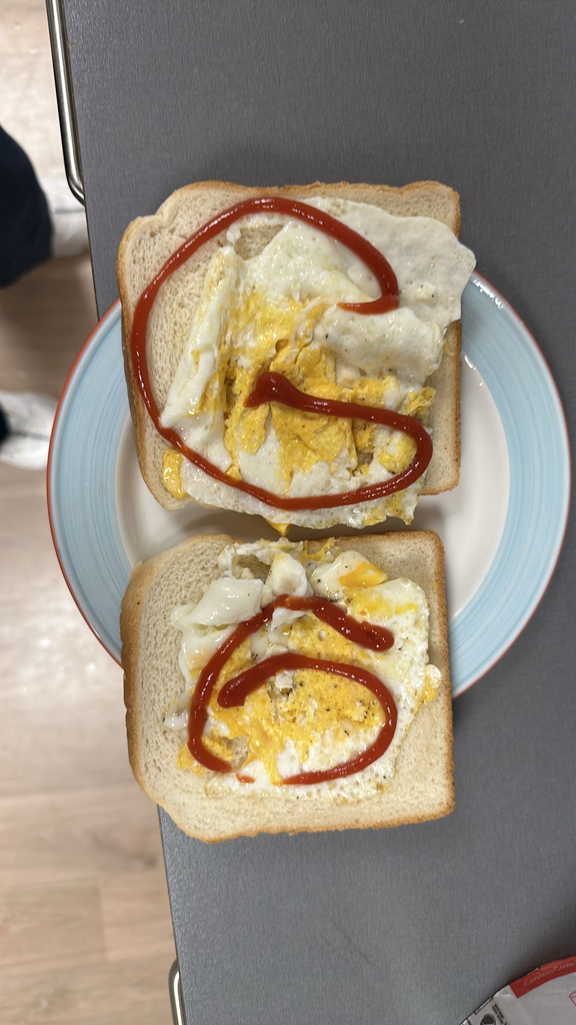 Äggmackor med ketchup