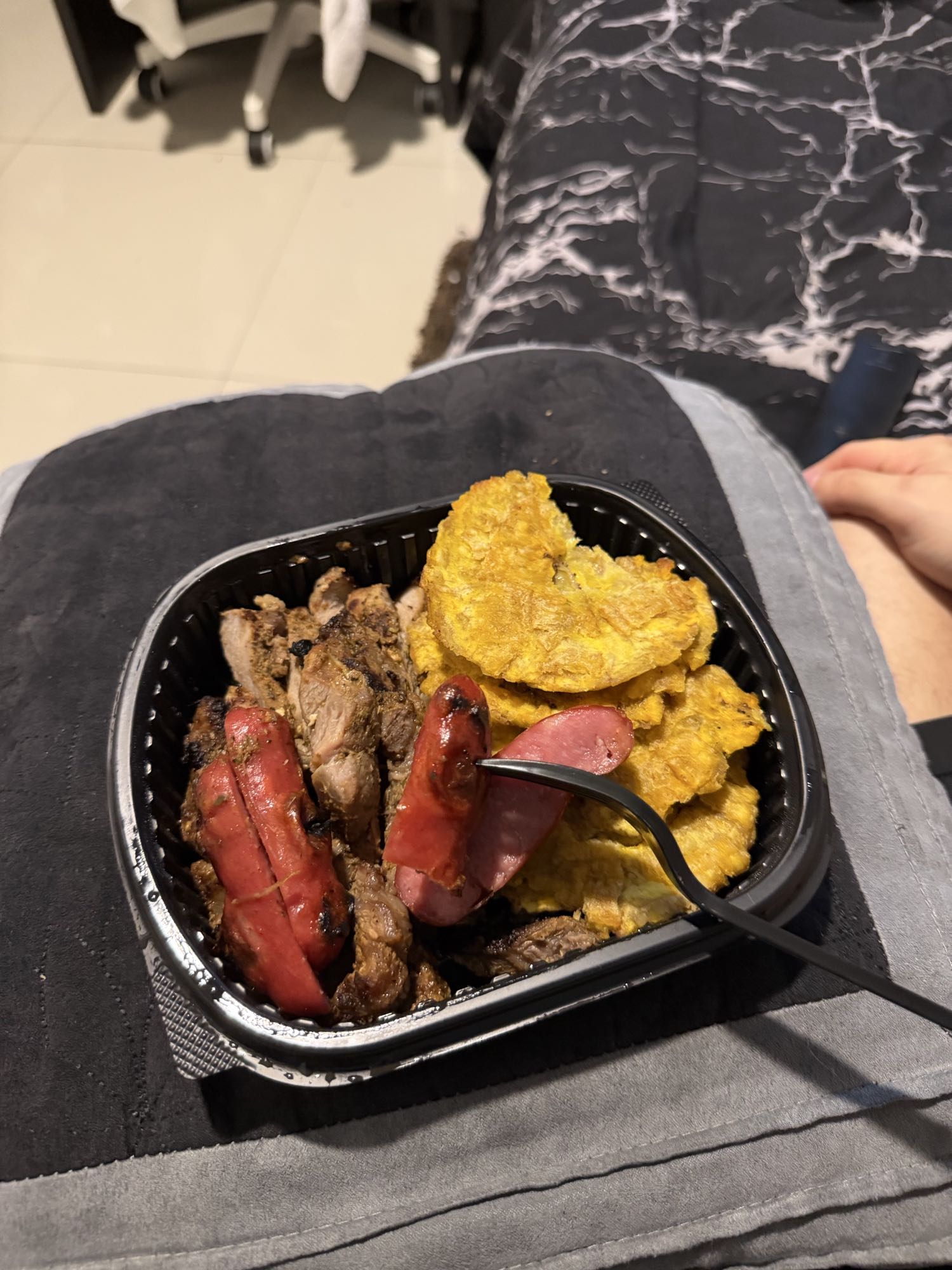 carne con salchicha y tostones