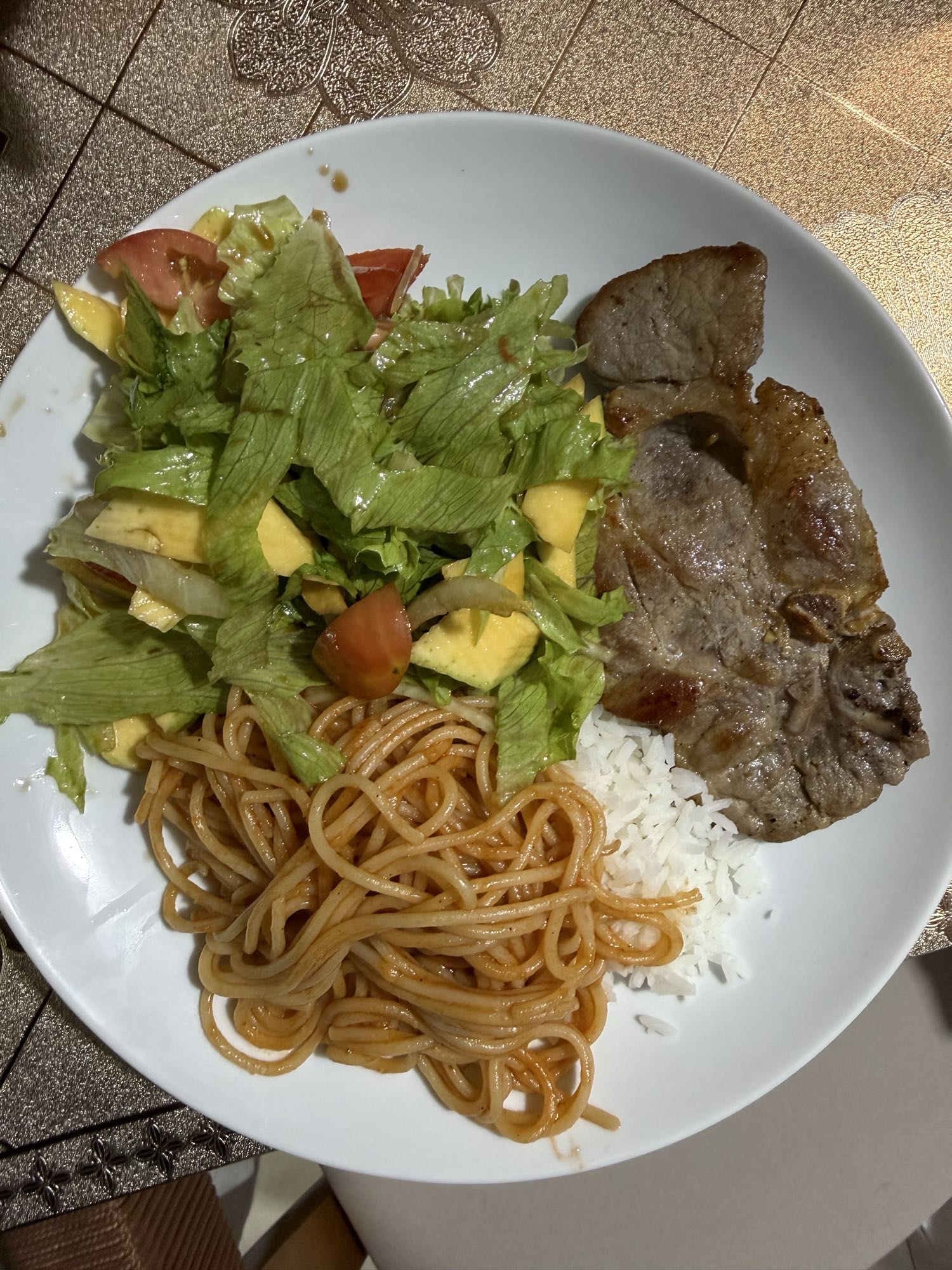 Bife com salada e massa